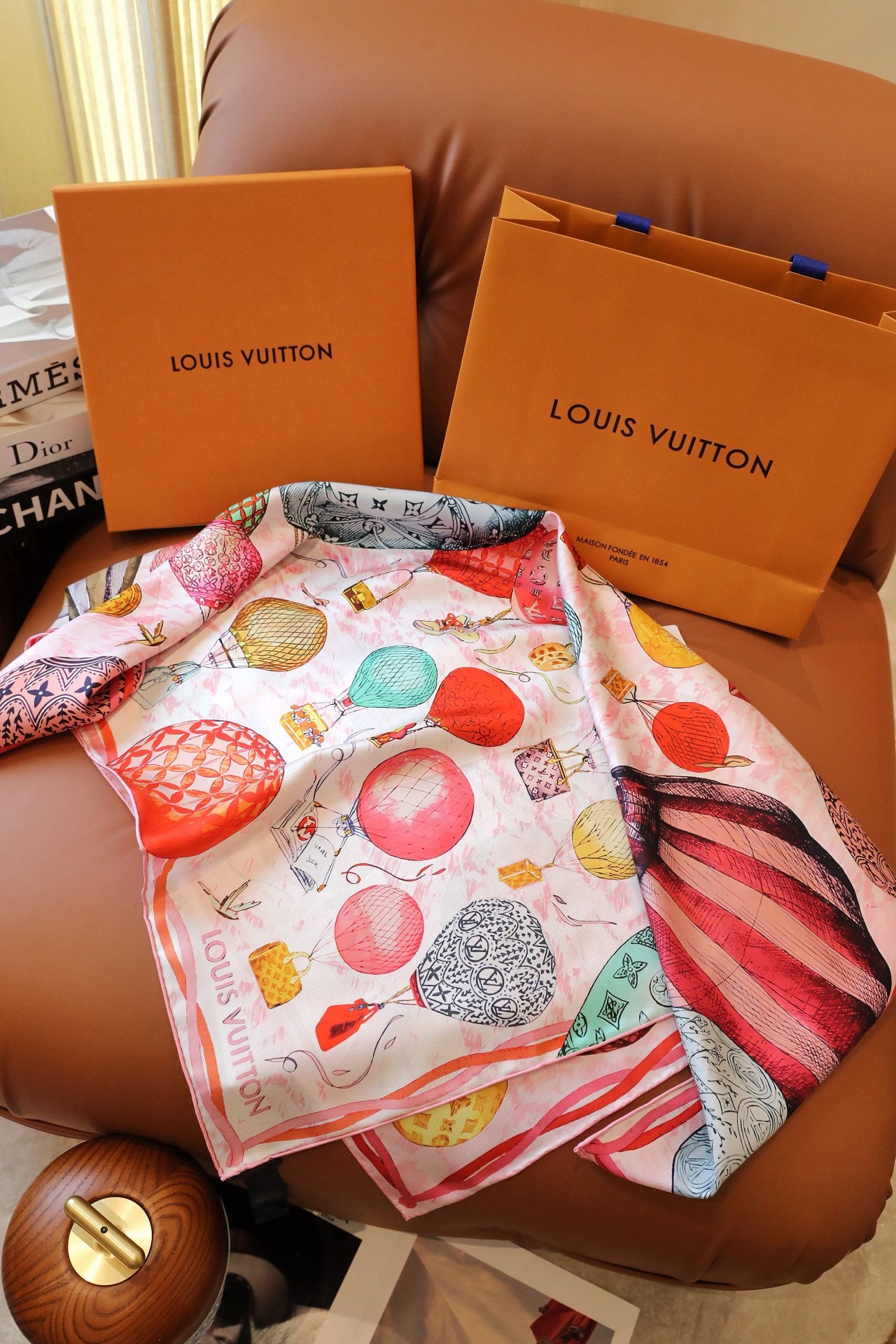 Chic Silk Scarf: Blend Versatility & Fashion for All-Season Style