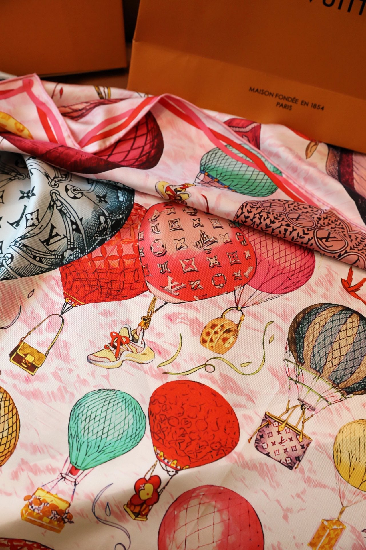 Chic Silk Scarf: Blend Versatility & Fashion for All-Season Style