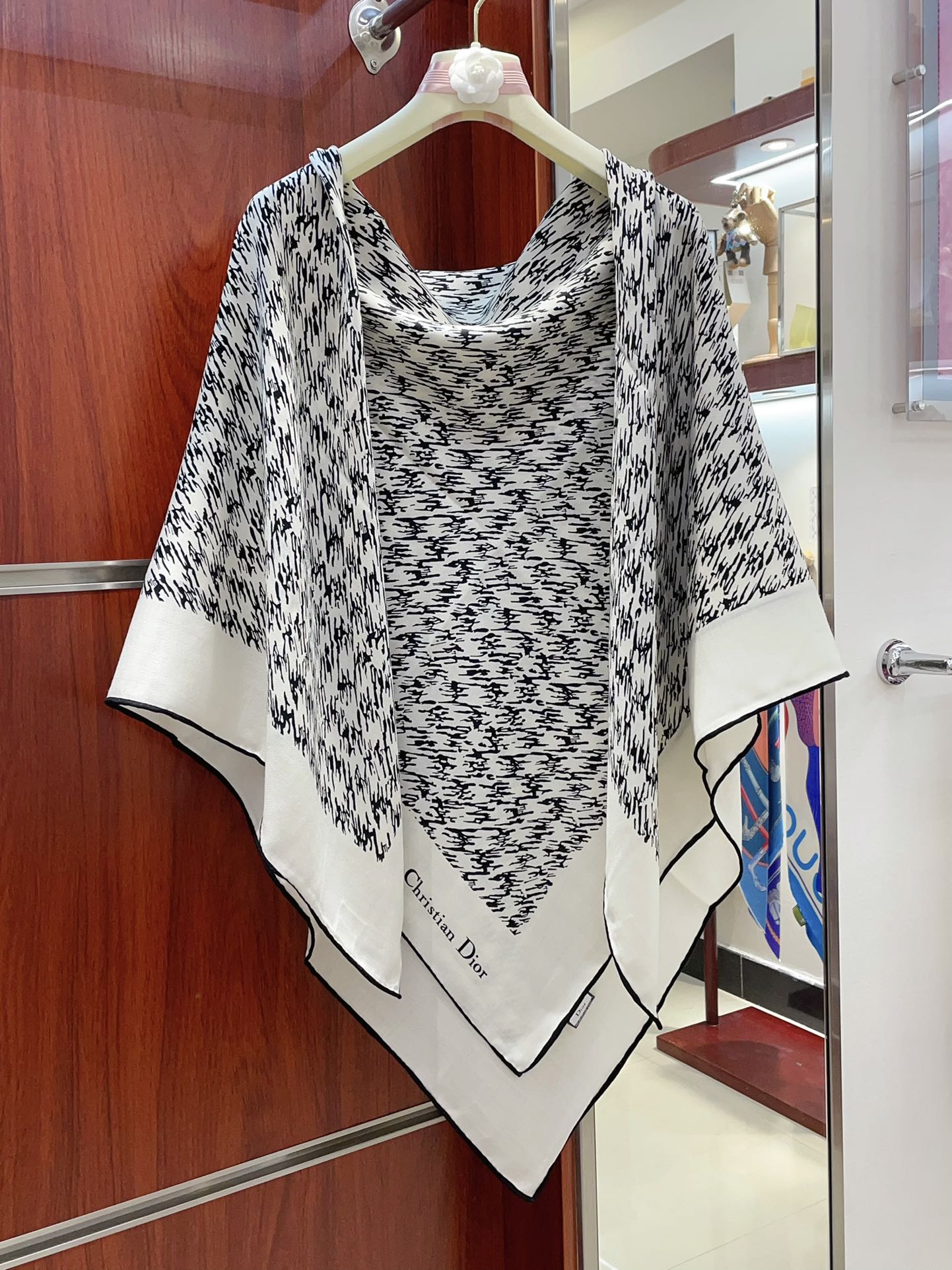 Trendy & Versatile Silk Scarf: The Perfect Accessory to Complete Any Look