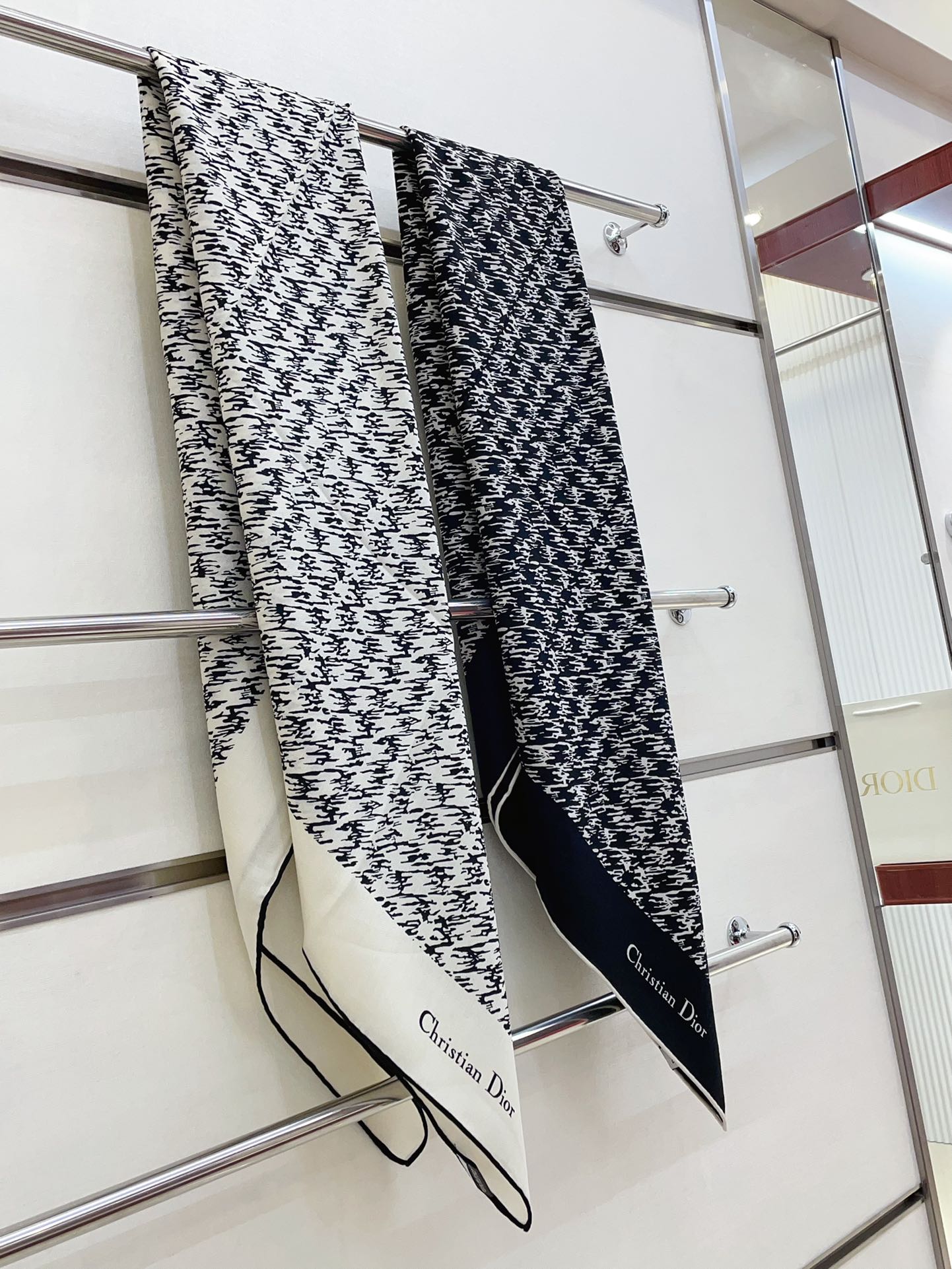 Trendy & Versatile Silk Scarf: The Perfect Accessory to Complete Any Look