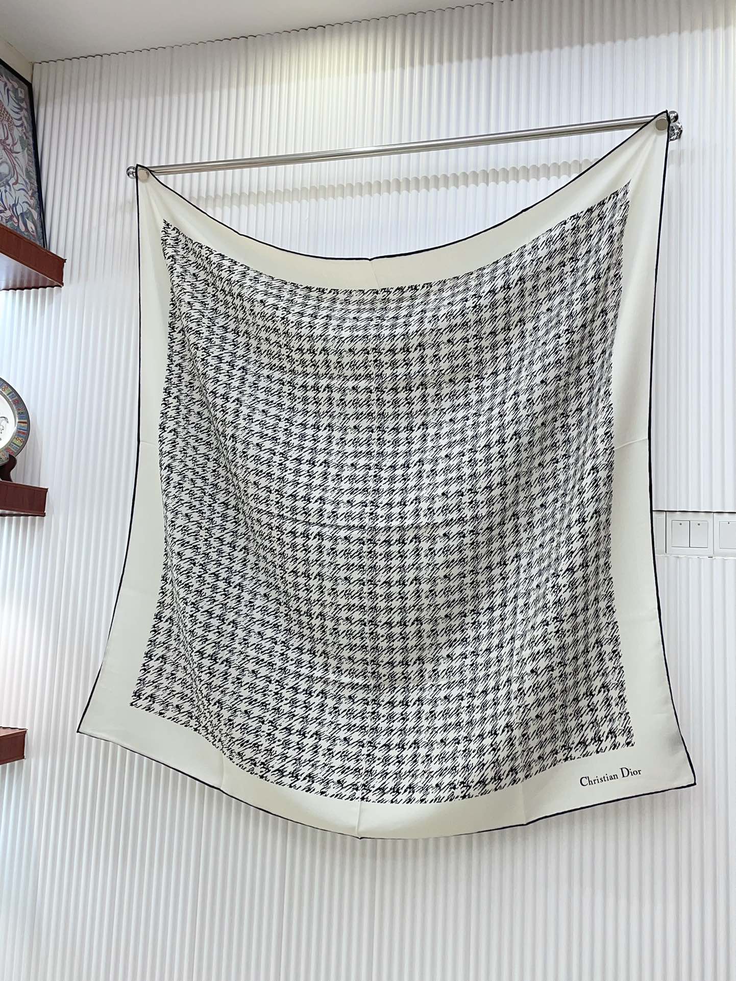 Trendy & Versatile Silk Scarf: The Perfect Accessory to Complete Any Look