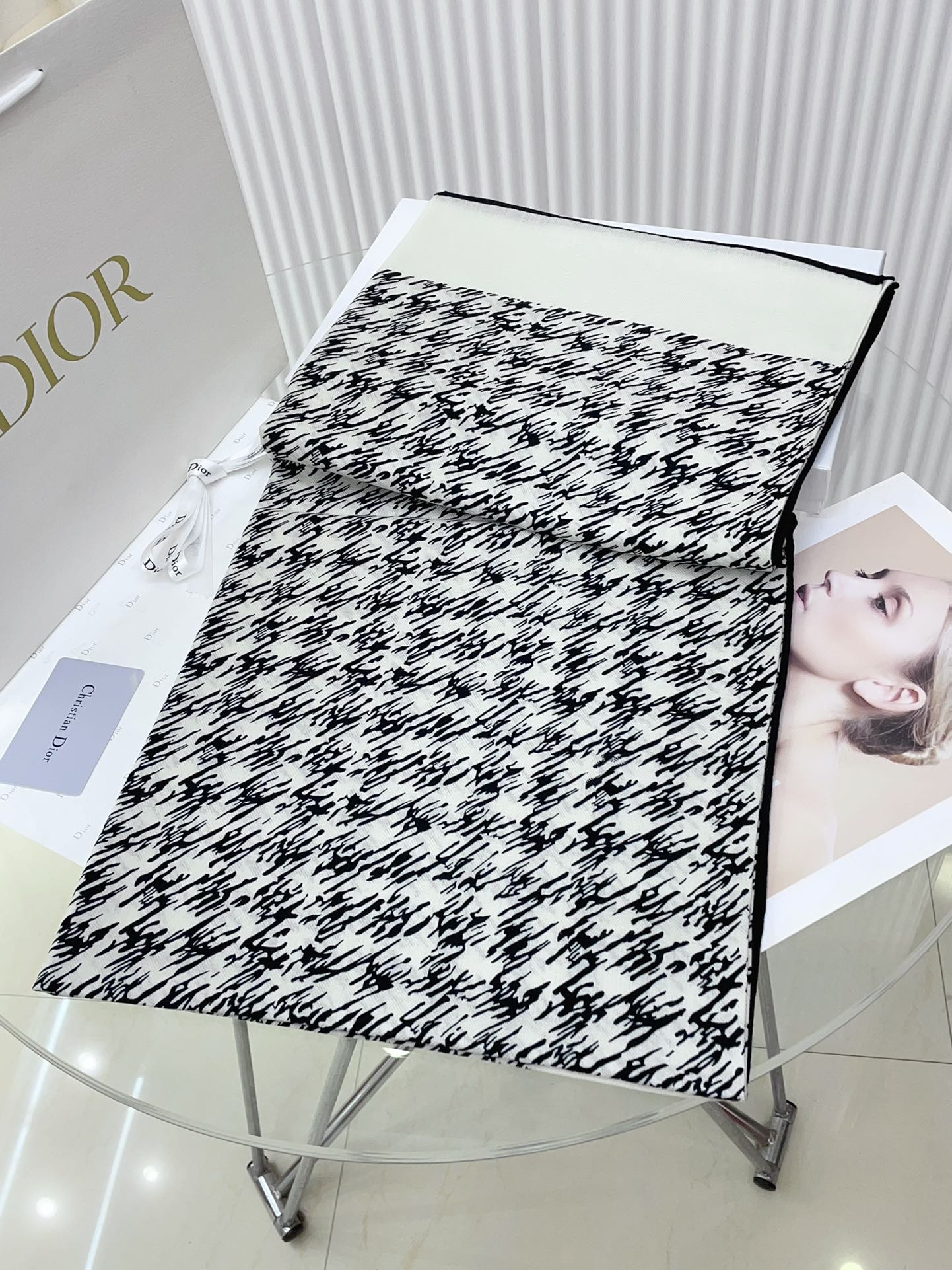 Trendy & Versatile Silk Scarf: The Perfect Accessory to Complete Any Look