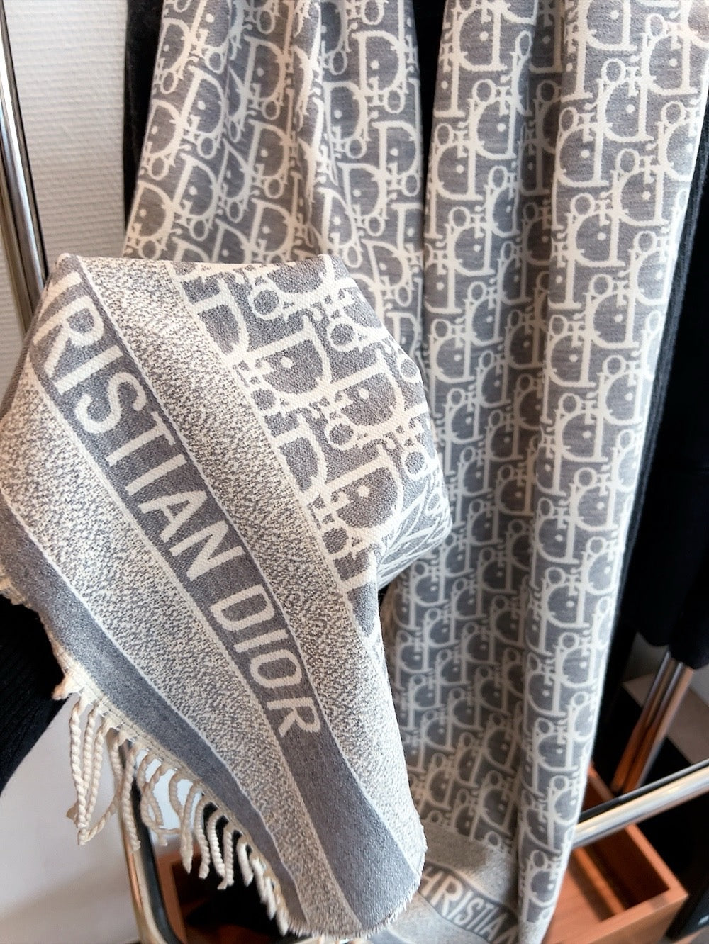 Winter Cashmere Scarf: Plush Texture to Keep You Cozy on Cold Days