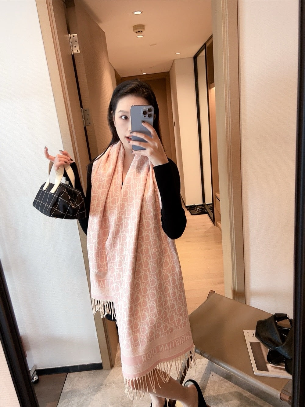 Winter Cashmere Scarf: Plush Texture to Keep You Cozy on Cold Days