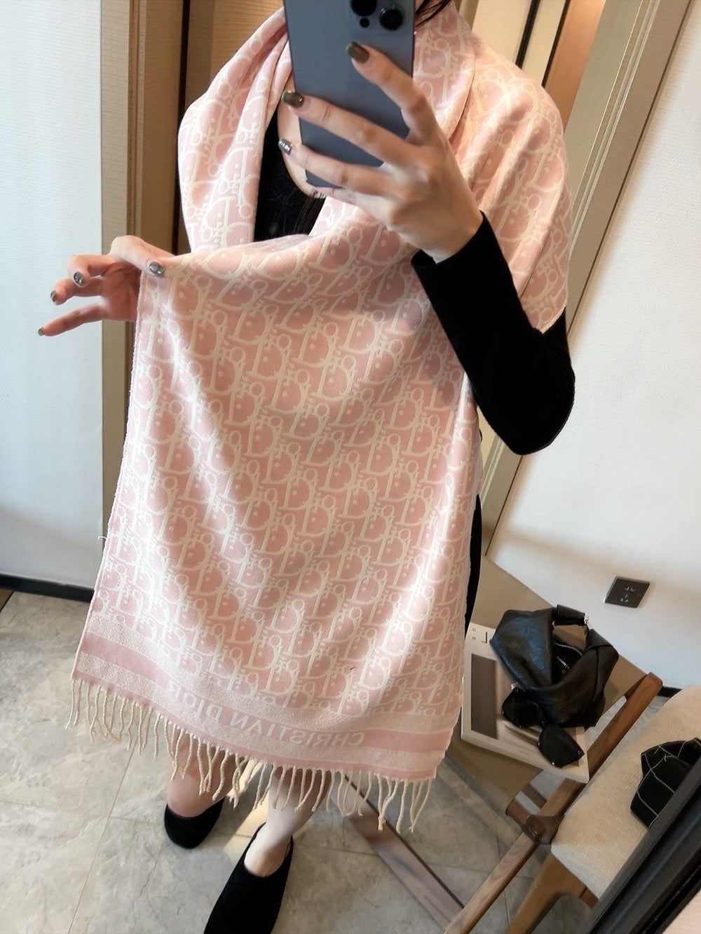Winter Cashmere Scarf: Plush Texture to Keep You Cozy on Cold Days