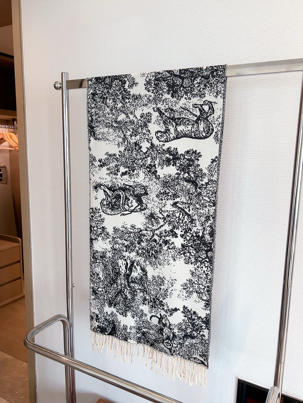 Long Cashmere Scarf: Adjustable Draping Options for Custom Style & Comfort