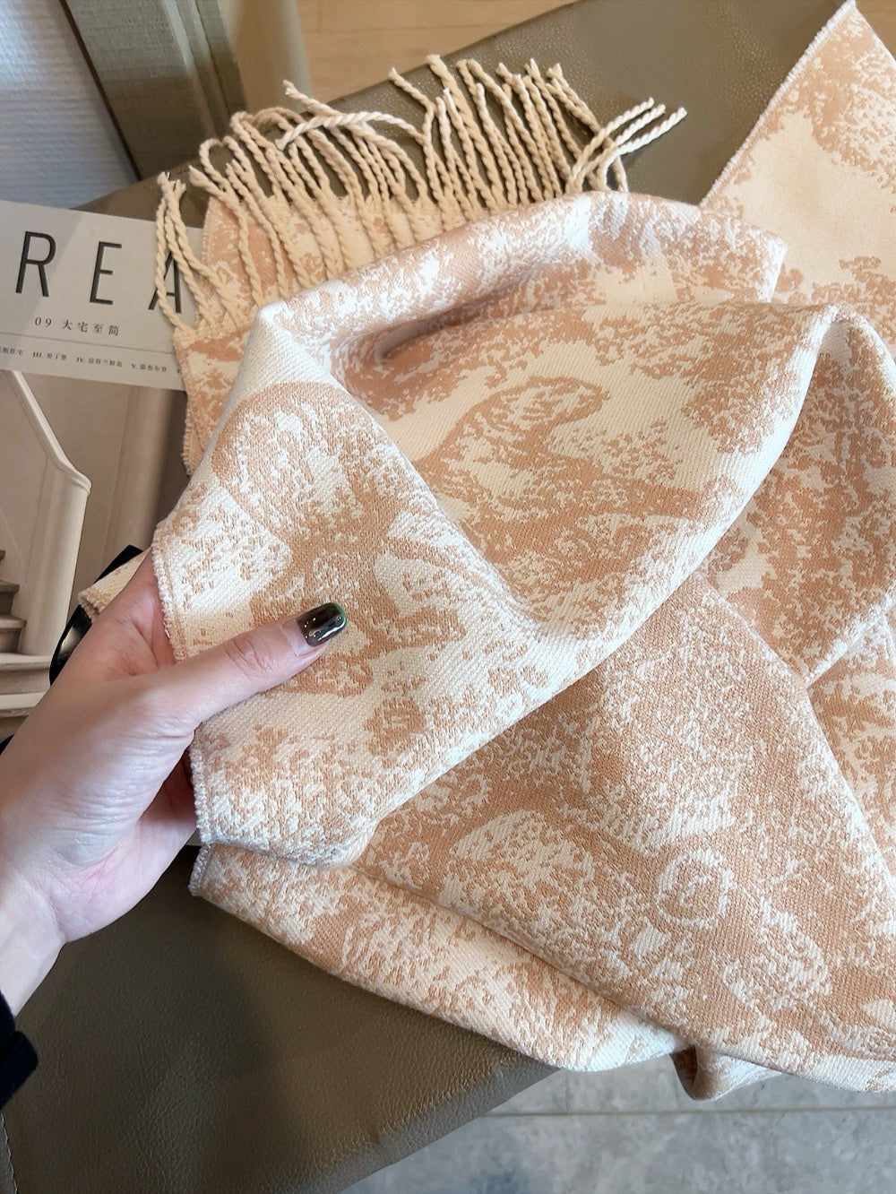 Long Cashmere Scarf: Adjustable Draping Options for Custom Style & Comfort