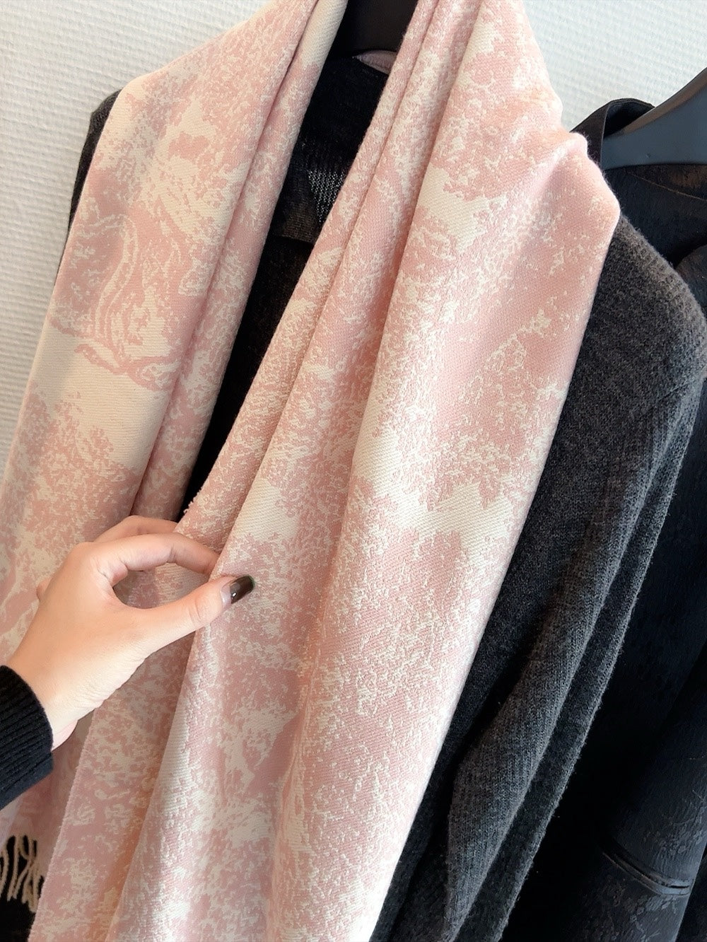 Long Cashmere Scarf: Adjustable Draping Options for Custom Style & Comfort