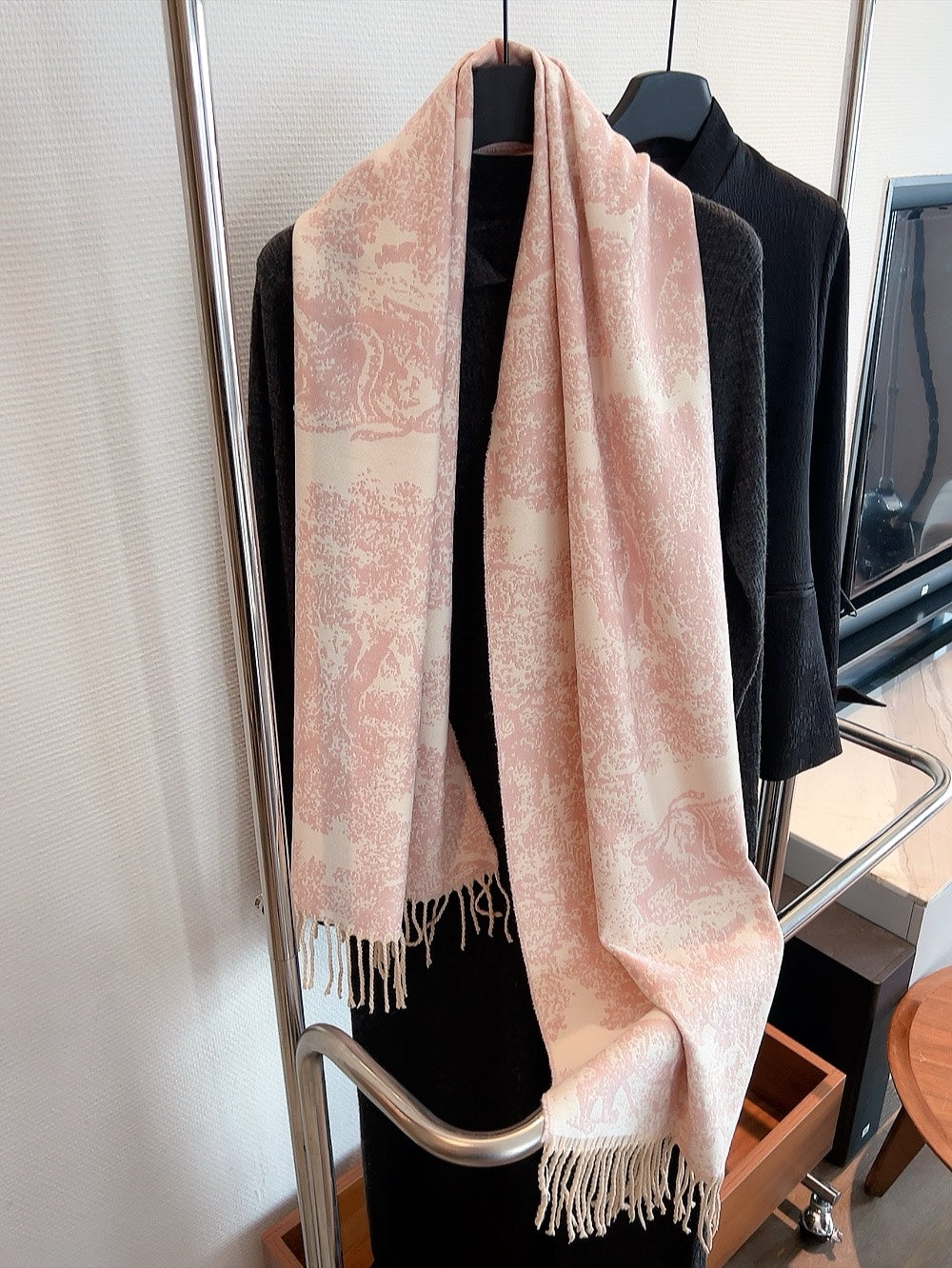 Long Cashmere Scarf: Adjustable Draping Options for Custom Style & Comfort