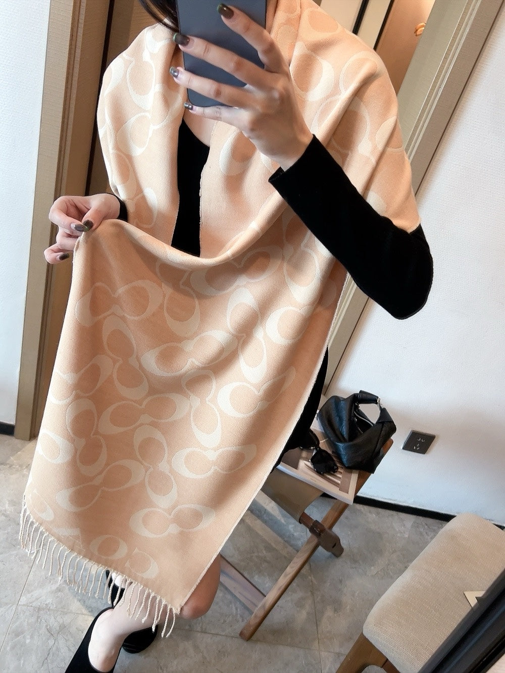 Warm Cashmere Scarf for Travel: Compact, Lightweight & Ideal for Cold Destinations
