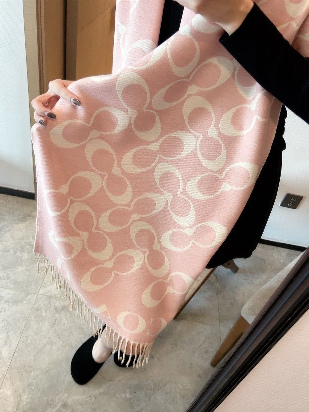 Warm Cashmere Scarf for Travel: Compact, Lightweight & Ideal for Cold Destinations