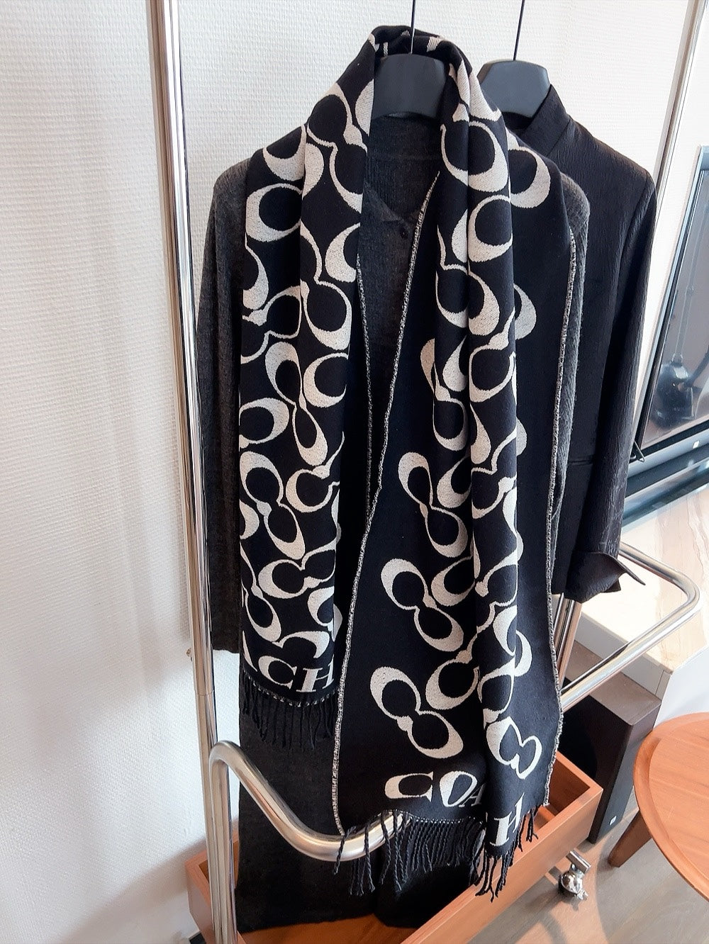 Warm Cashmere Scarf for Travel: Compact, Lightweight & Ideal for Cold Destinations