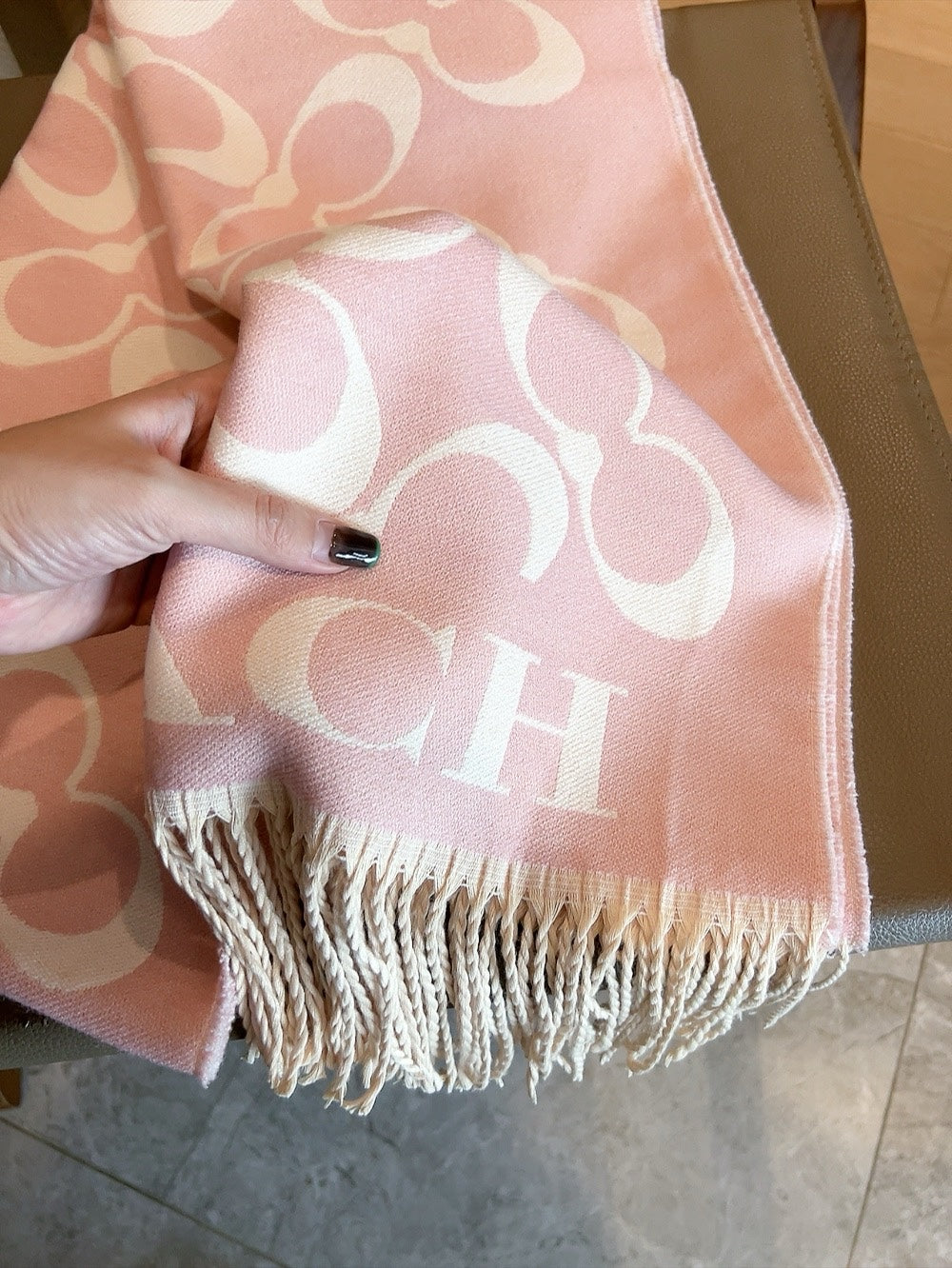 Warm Cashmere Scarf for Travel: Compact, Lightweight & Ideal for Cold Destinations