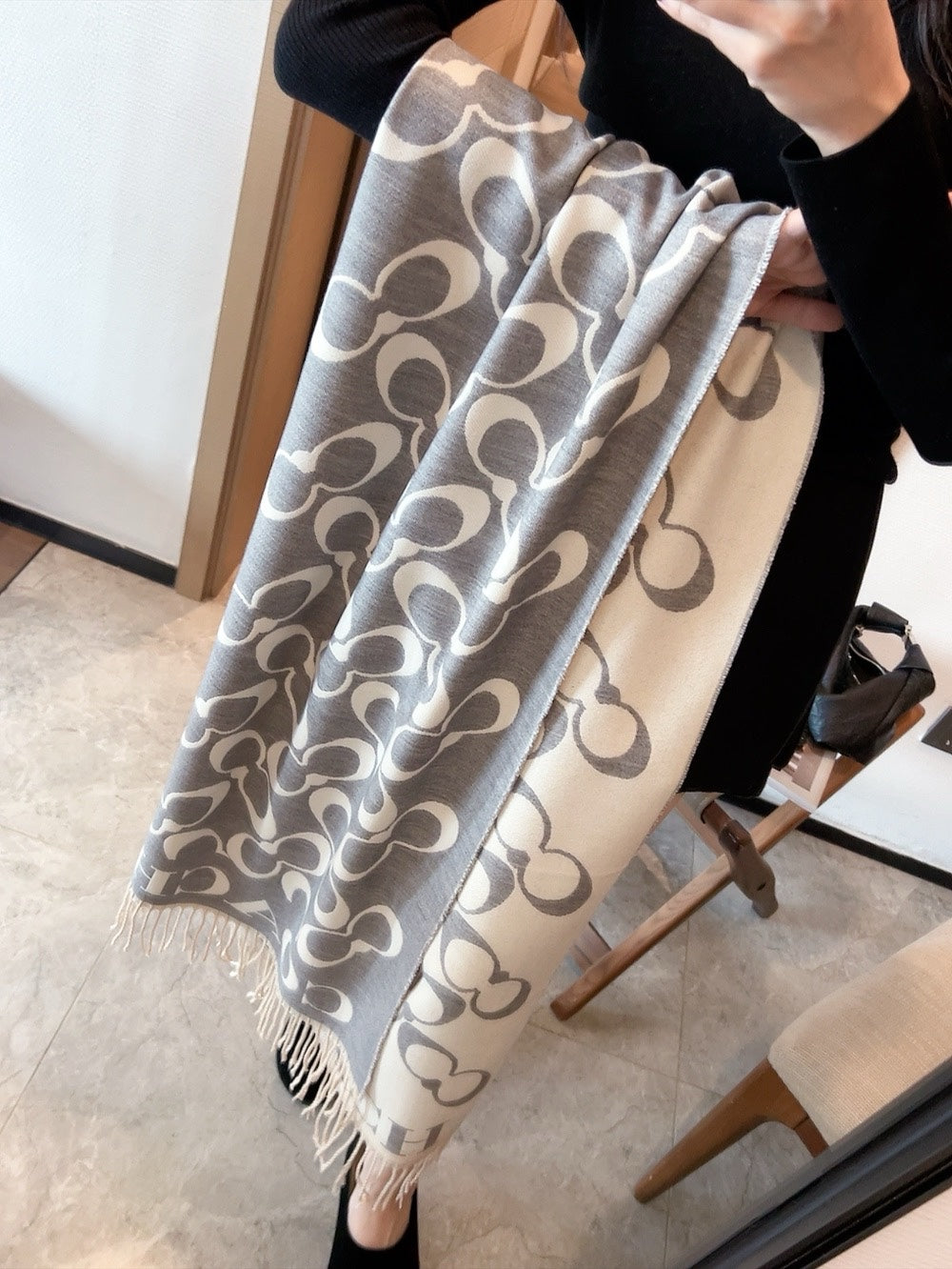 Warm Cashmere Scarf for Travel: Compact, Lightweight & Ideal for Cold Destinations