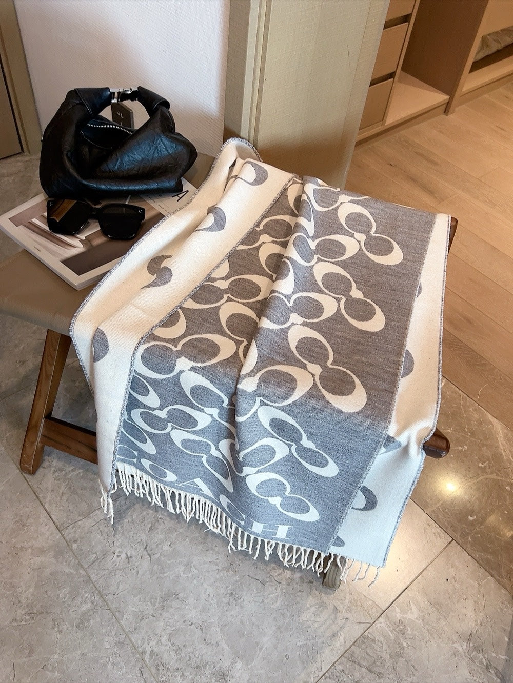 Warm Cashmere Scarf for Travel: Compact, Lightweight & Ideal for Cold Destinations