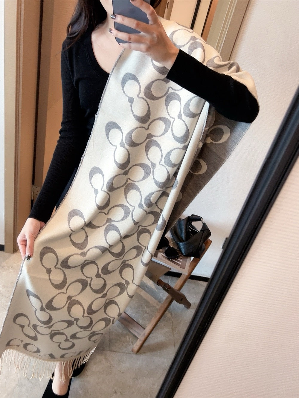 Warm Cashmere Scarf for Travel: Compact, Lightweight & Ideal for Cold Destinations