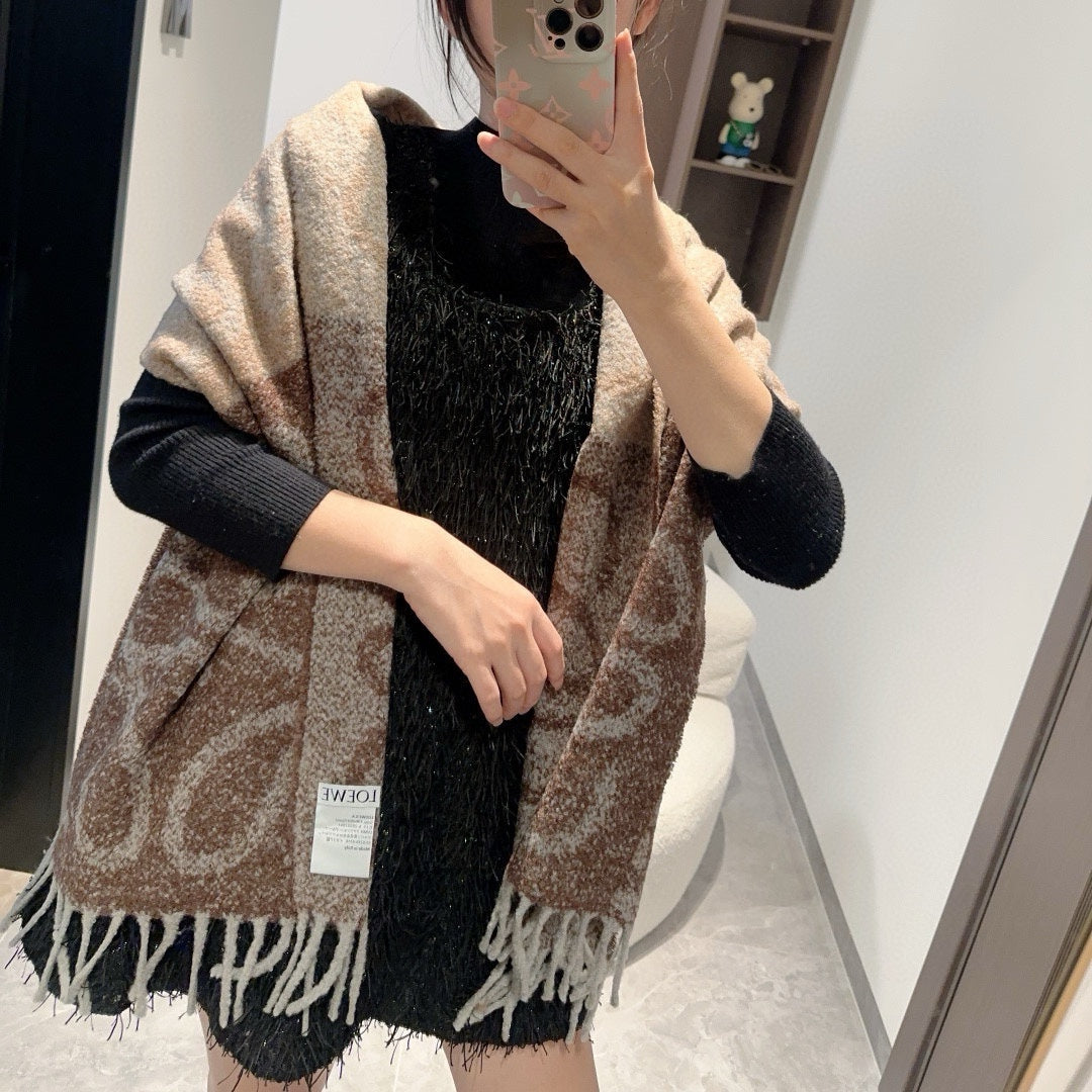 Oversized Cashmere Scarf – Extra Warmth with a Chic, Drapey Silhouette