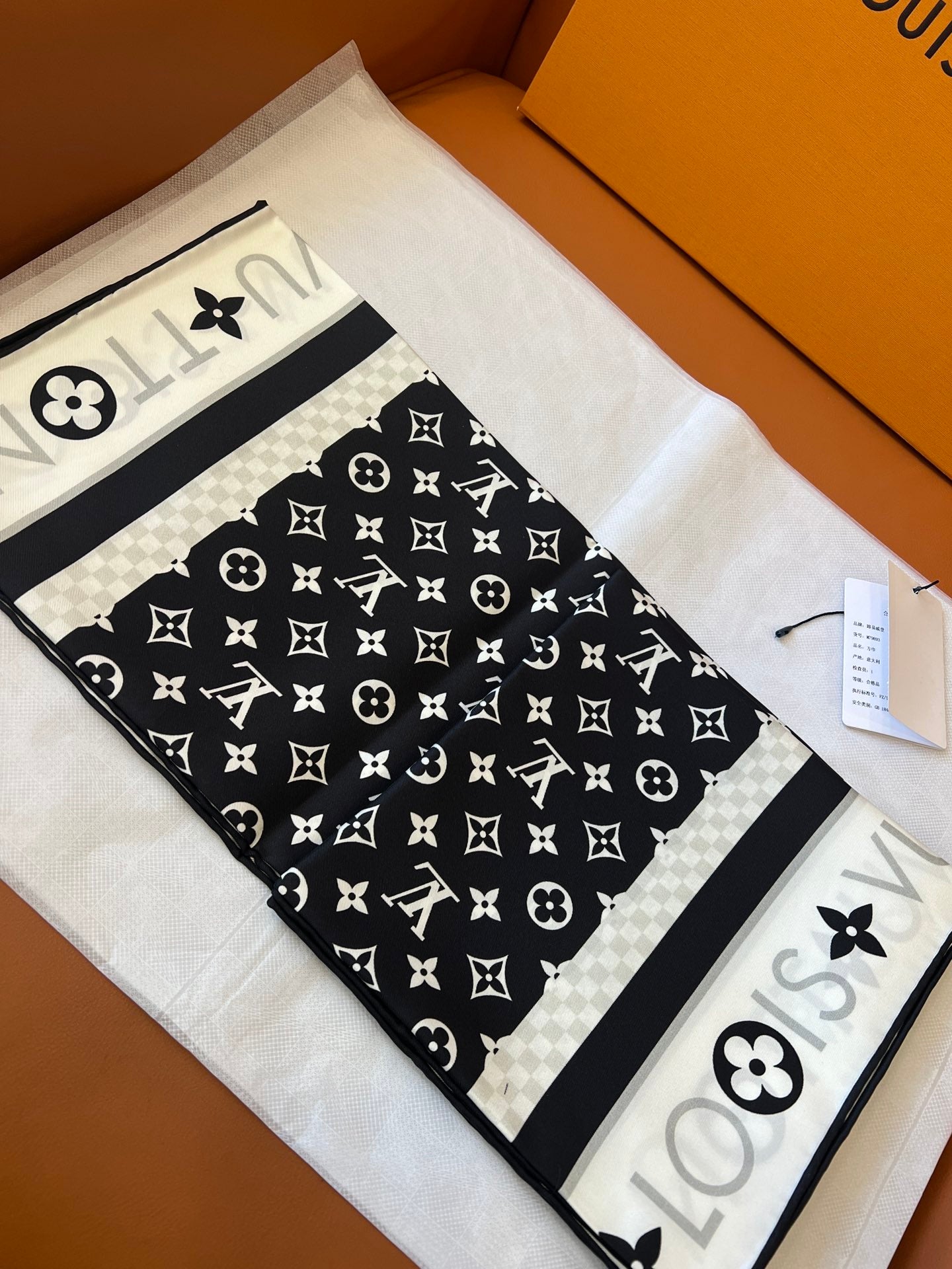 Classic Silk Scarf: Blend Fashion & Versatility for Timeless Appeal