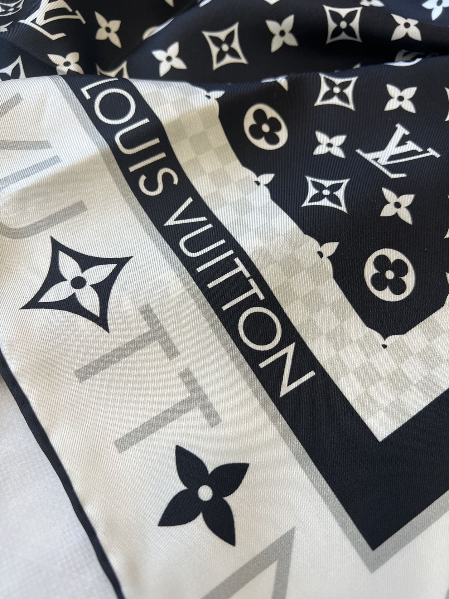 Classic Silk Scarf: Blend Fashion & Versatility for Timeless Appeal