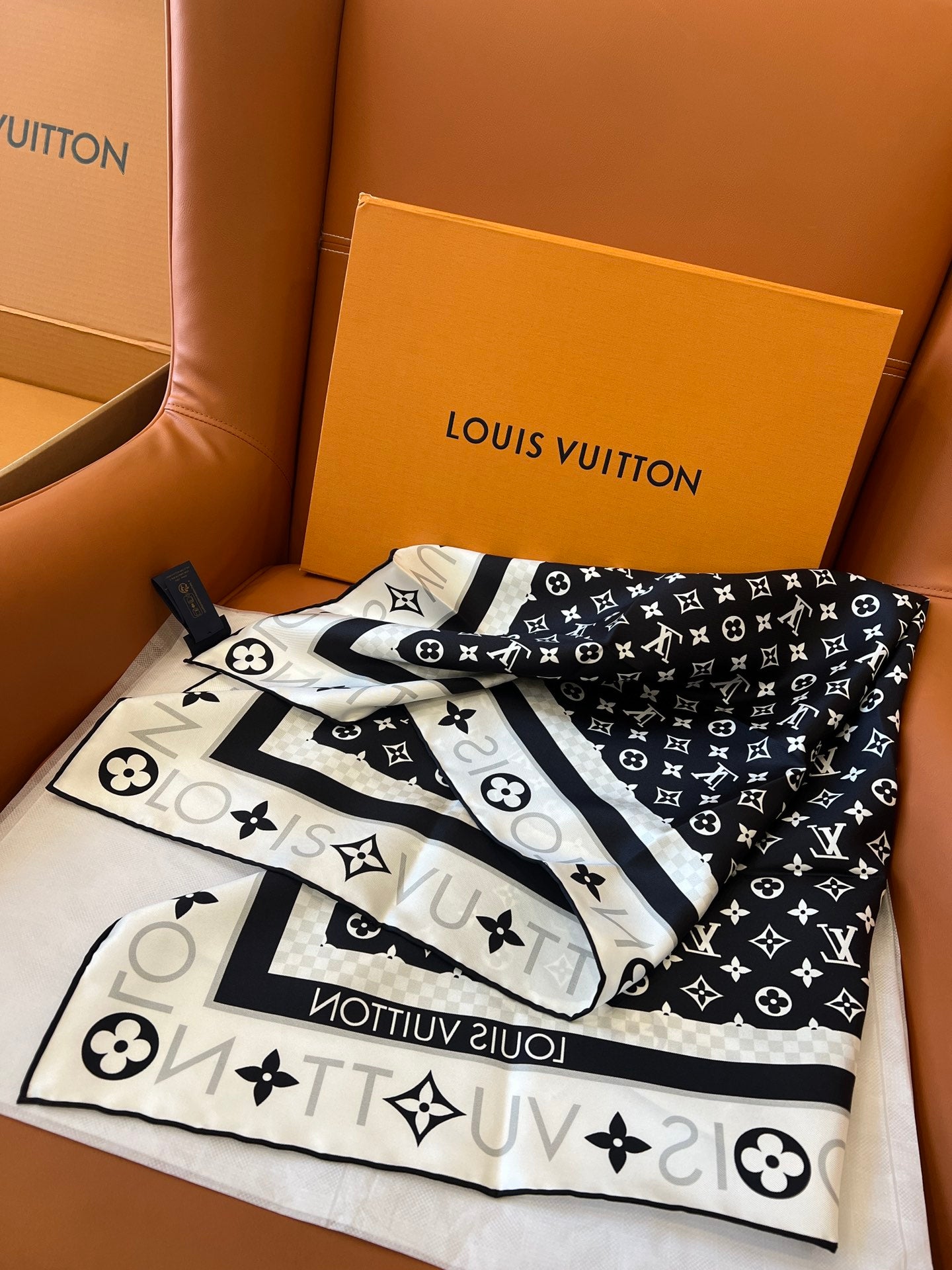 Classic Silk Scarf: Blend Fashion & Versatility for Timeless Appeal
