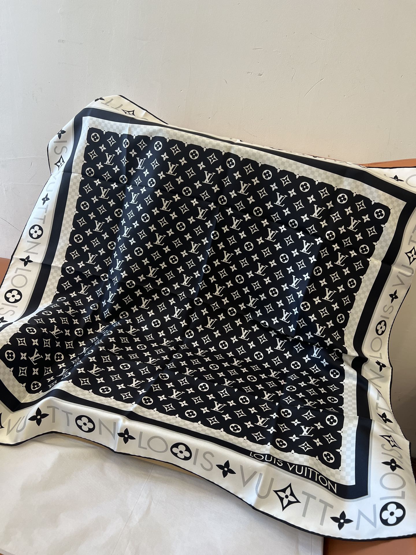 Classic Silk Scarf: Blend Fashion & Versatility for Timeless Appeal