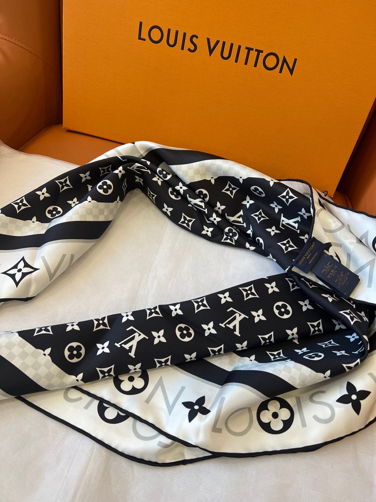 Classic Silk Scarf: Blend Fashion & Versatility for Timeless Appeal