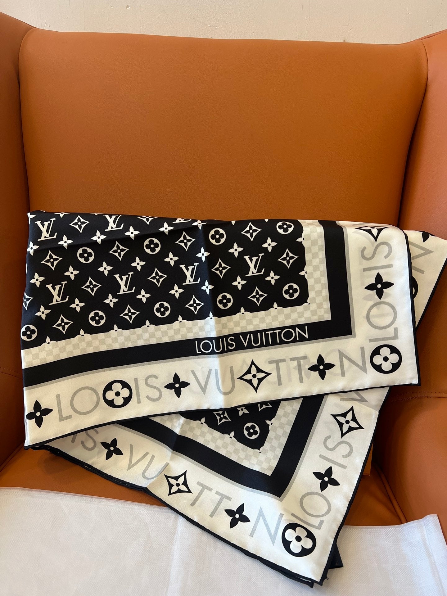 Classic Silk Scarf: Blend Fashion & Versatility for Timeless Appeal