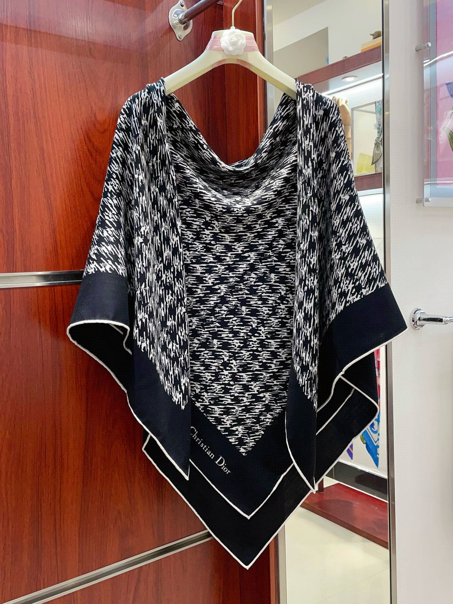 Trendy & Versatile Silk Scarf: The Perfect Accessory to Complete Any Look