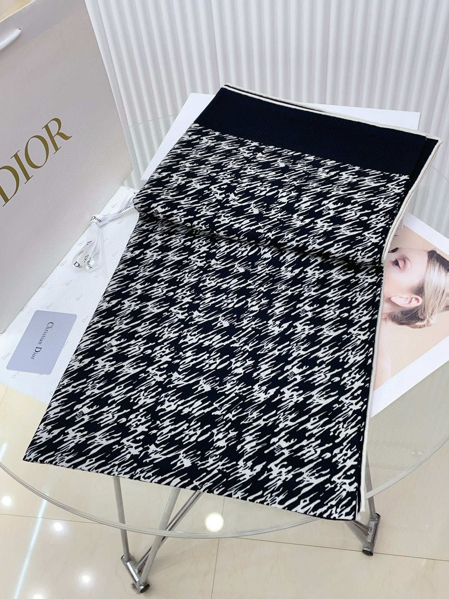 Trendy & Versatile Silk Scarf: The Perfect Accessory to Complete Any Look
