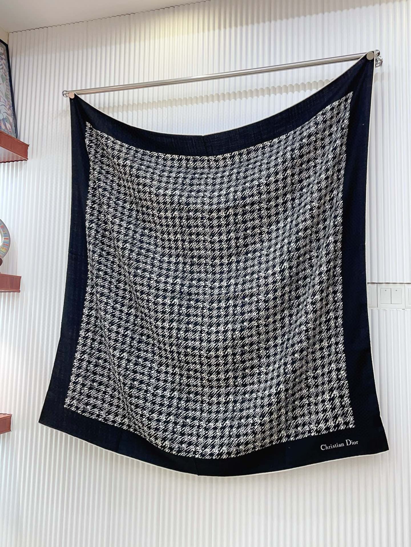 Trendy & Versatile Silk Scarf: The Perfect Accessory to Complete Any Look