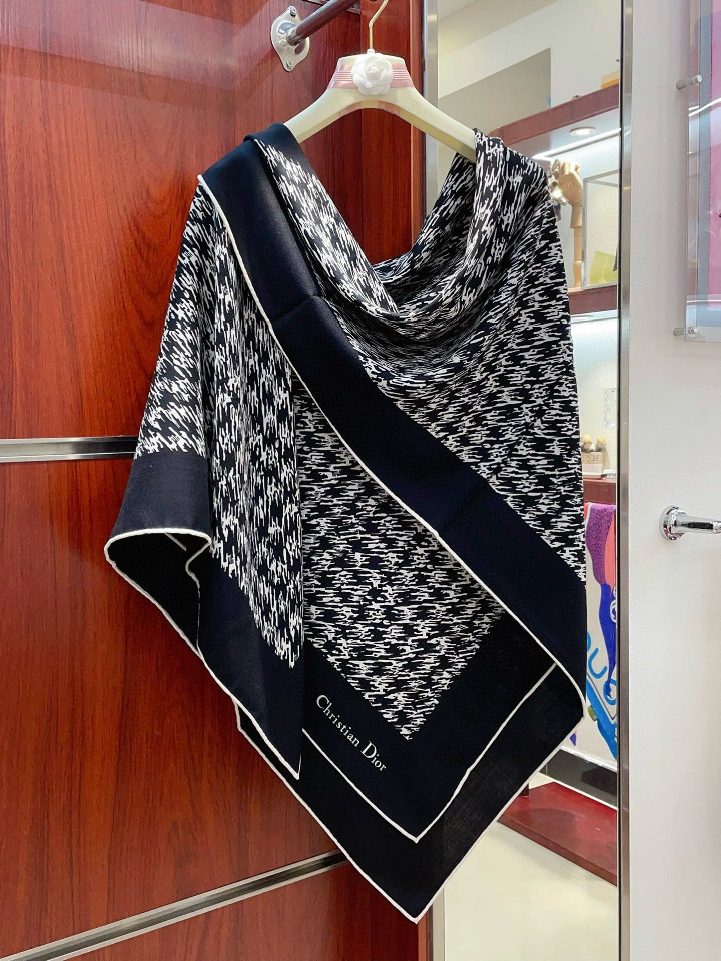 Trendy & Versatile Silk Scarf: The Perfect Accessory to Complete Any Look