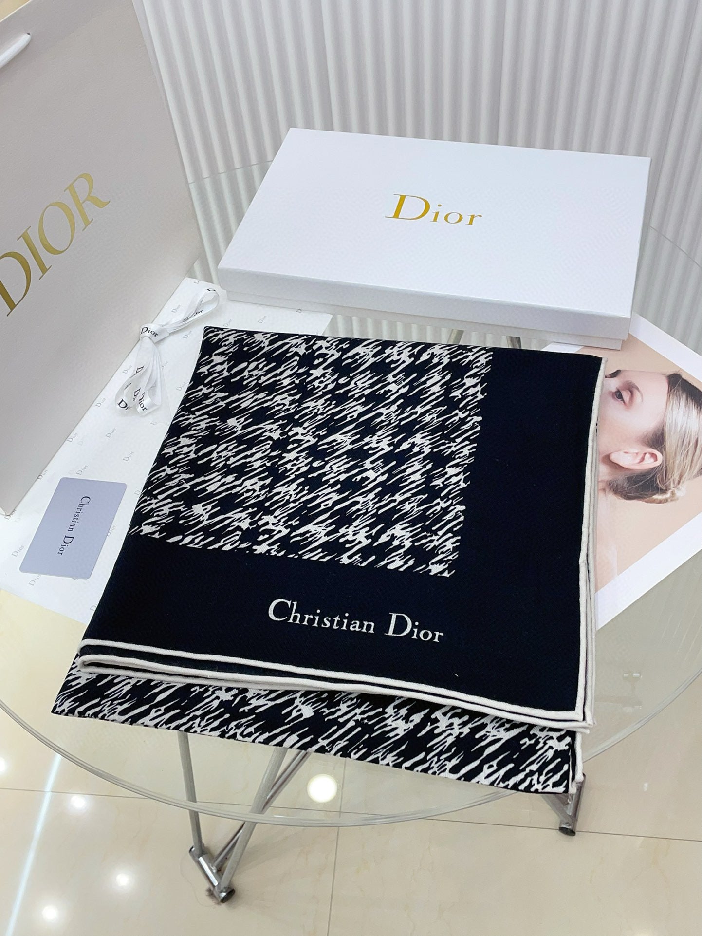 Trendy & Versatile Silk Scarf: The Perfect Accessory to Complete Any Look