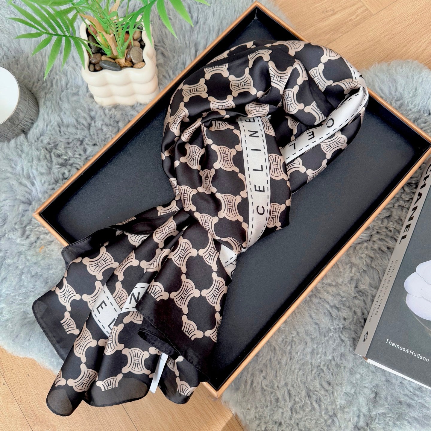 Elegant Large Silk Scarf – Timeless Trend Piece for All Your Styling Needs