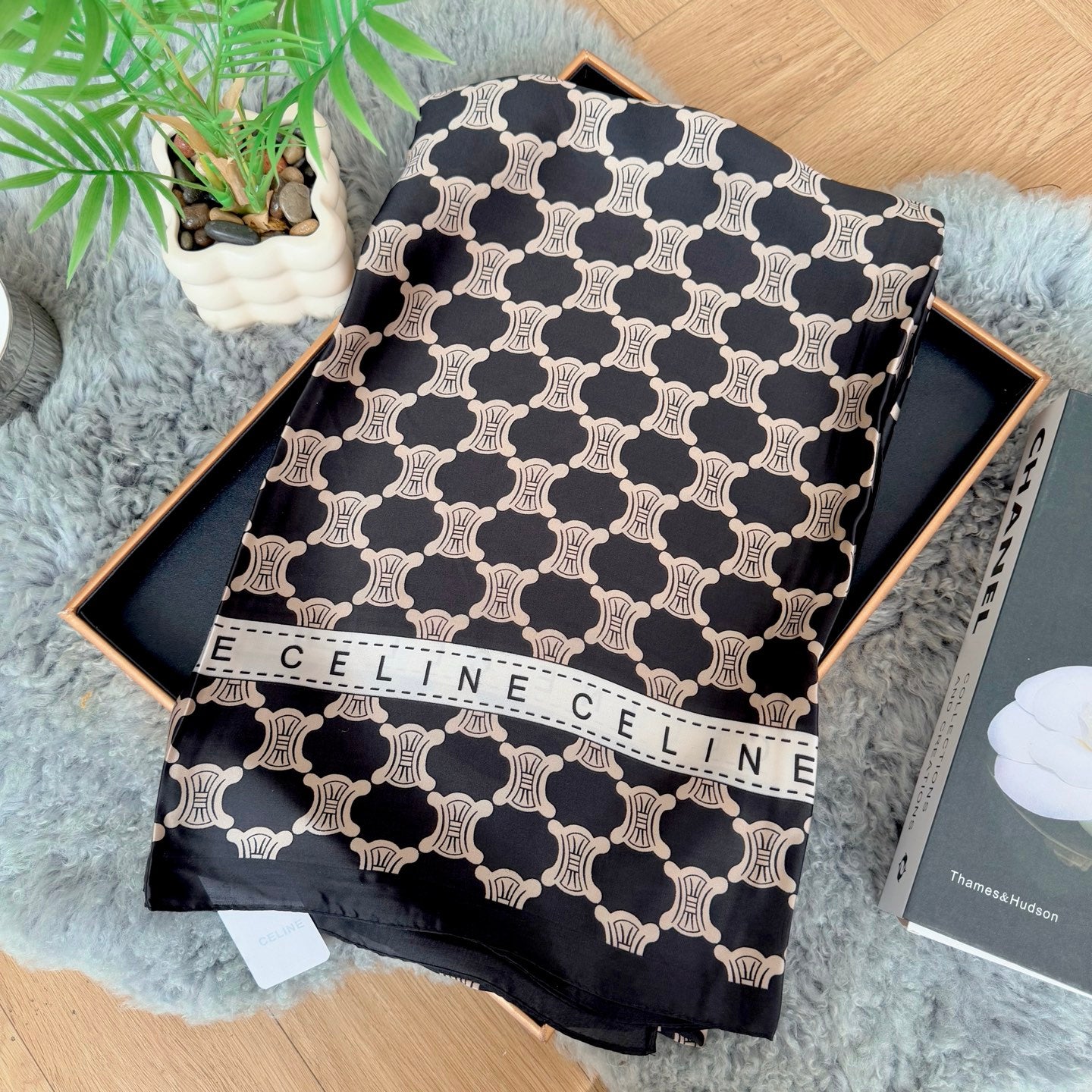 Elegant Large Silk Scarf – Timeless Trend Piece for All Your Styling Needs