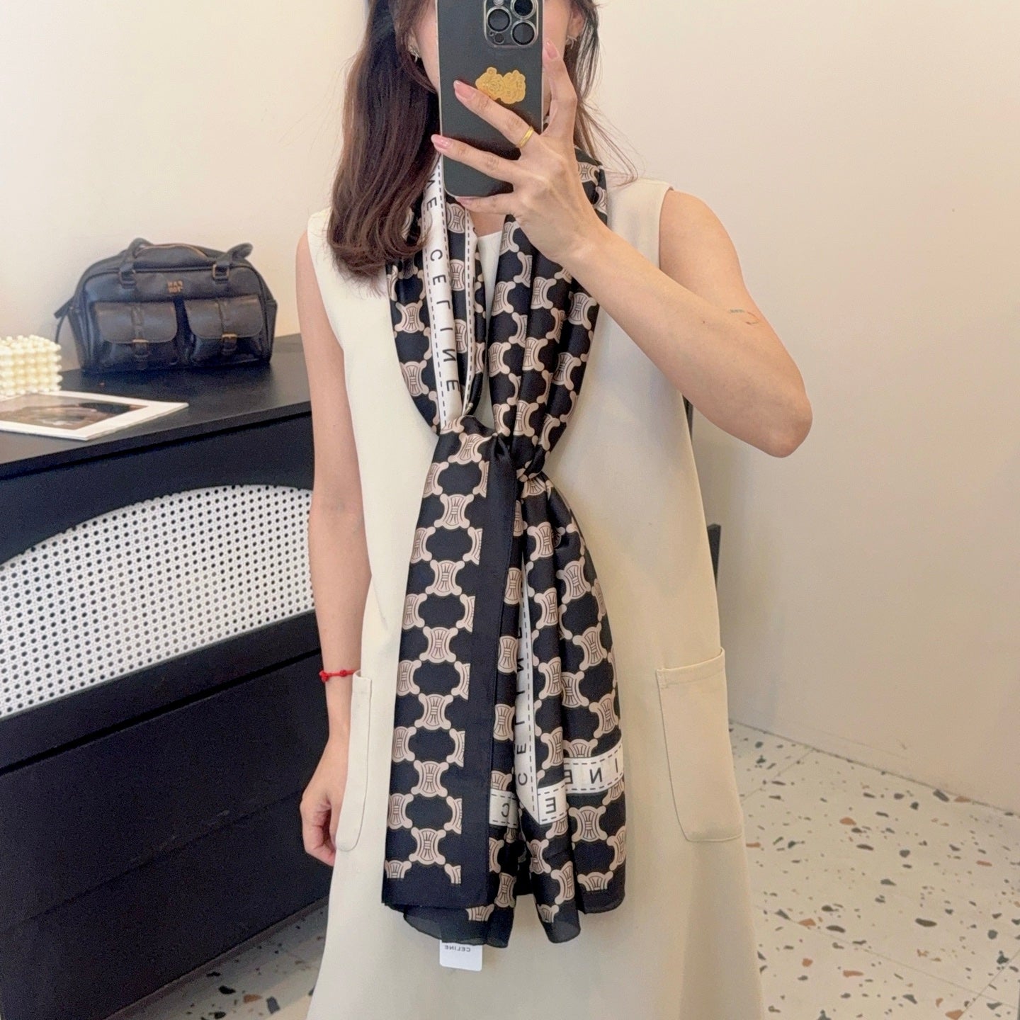 Elegant Large Silk Scarf – Timeless Trend Piece for All Your Styling Needs