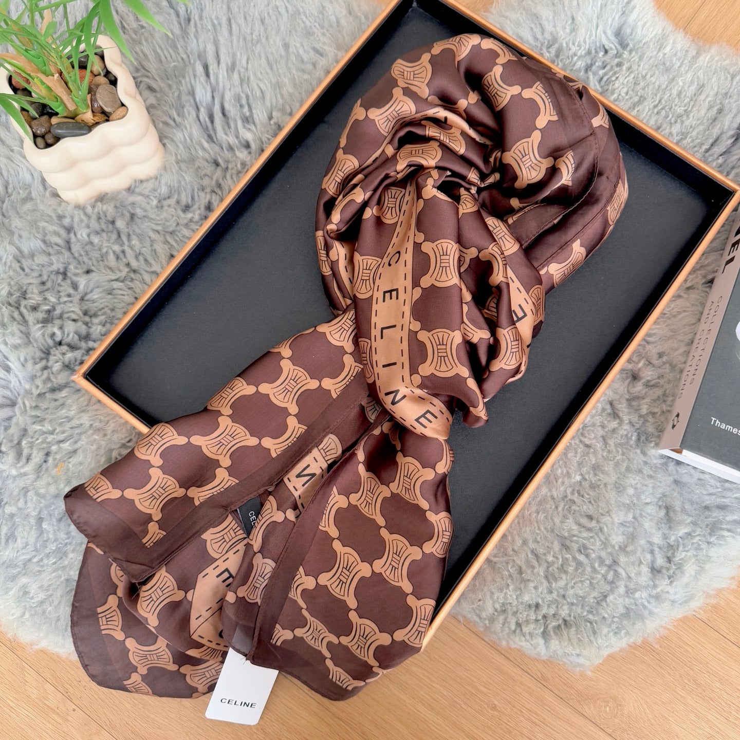 Elegant Large Silk Scarf – Timeless Trend Piece for All Your Styling Needs