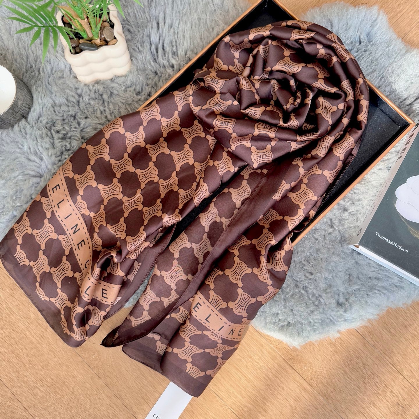 Elegant Large Silk Scarf – Timeless Trend Piece for All Your Styling Needs