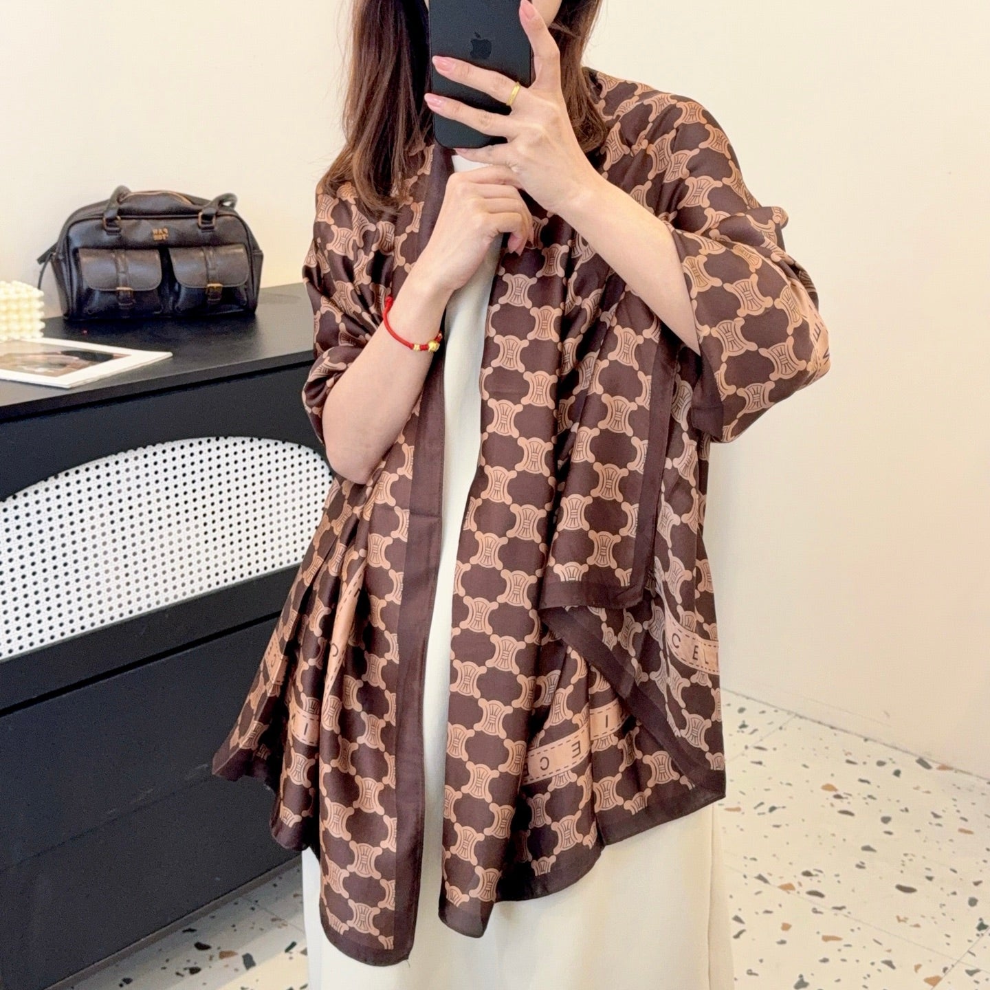 Elegant Large Silk Scarf – Timeless Trend Piece for All Your Styling Needs