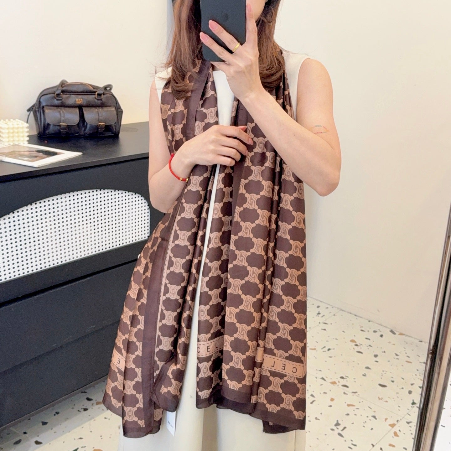 Elegant Large Silk Scarf – Timeless Trend Piece for All Your Styling Needs