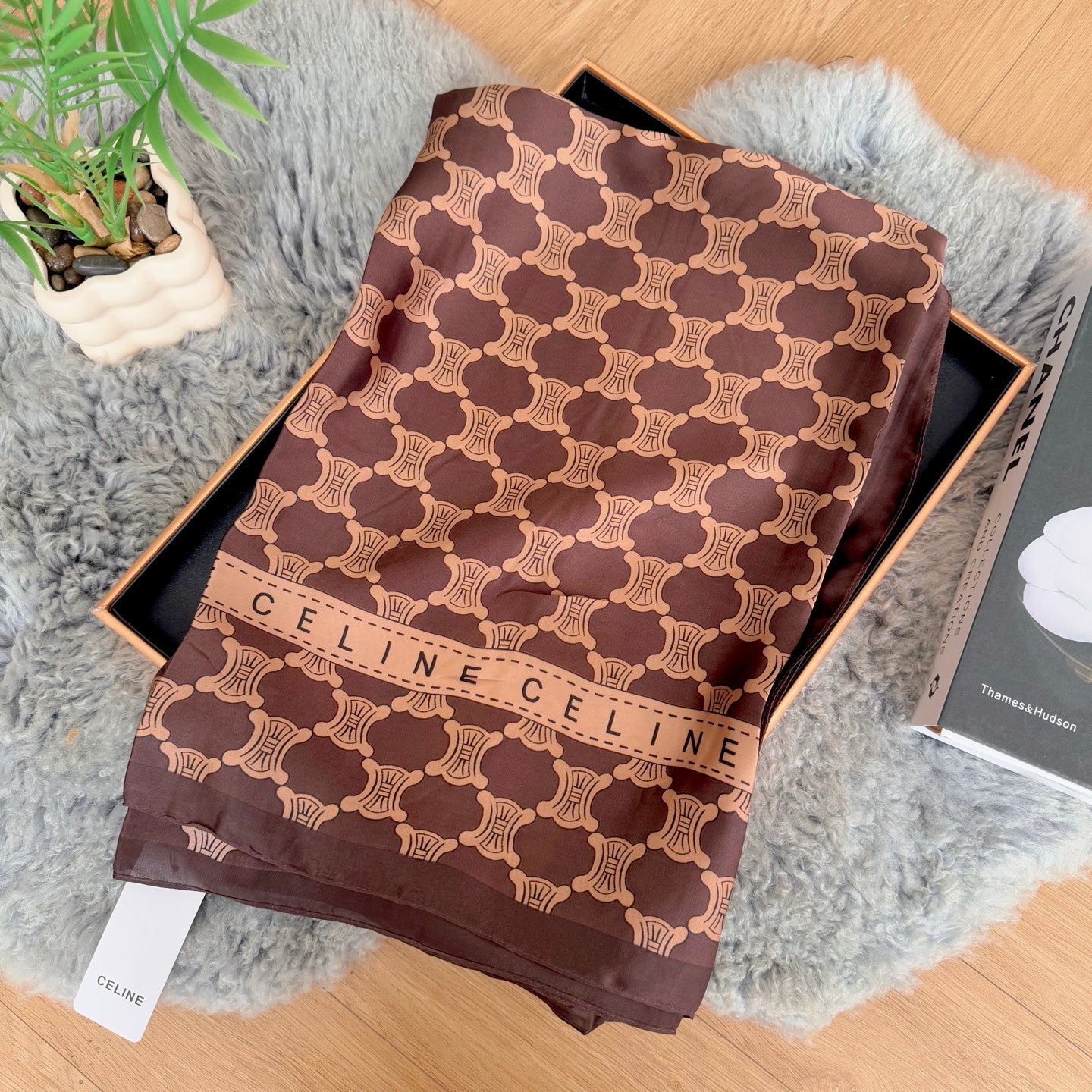 Elegant Large Silk Scarf – Timeless Trend Piece for All Your Styling Needs