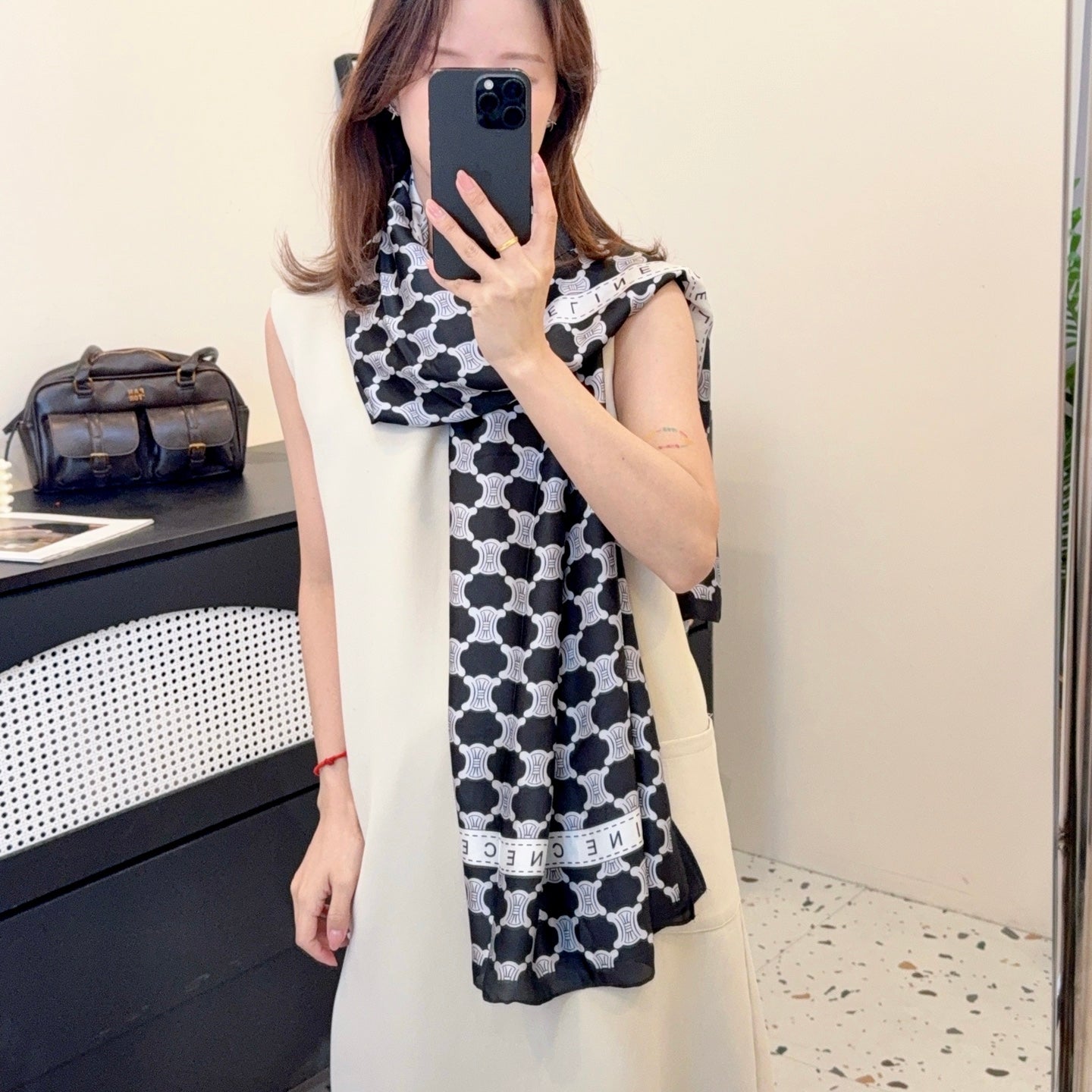 Elegant Large Silk Scarf – Timeless Trend Piece for All Your Styling Needs