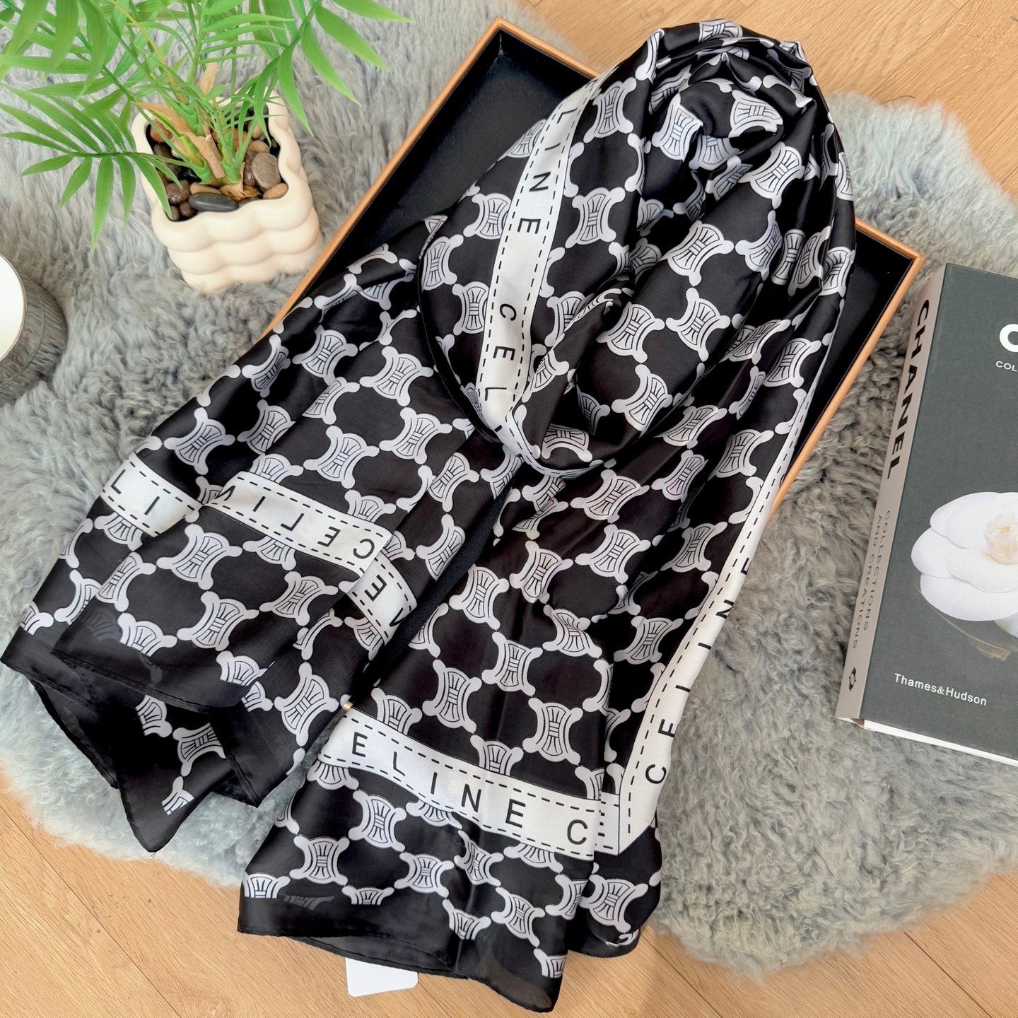 Elegant Large Silk Scarf – Timeless Trend Piece for All Your Styling Needs