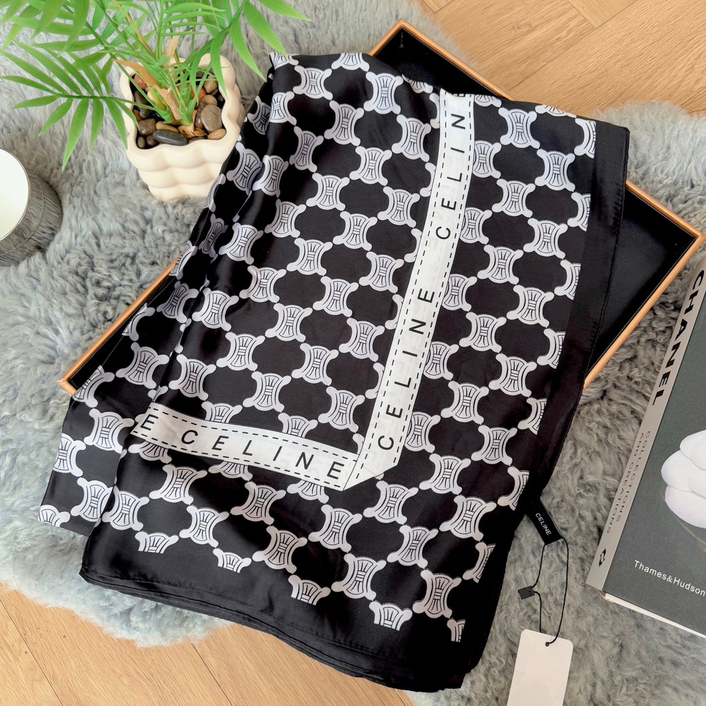 Elegant Large Silk Scarf – Timeless Trend Piece for All Your Styling Needs