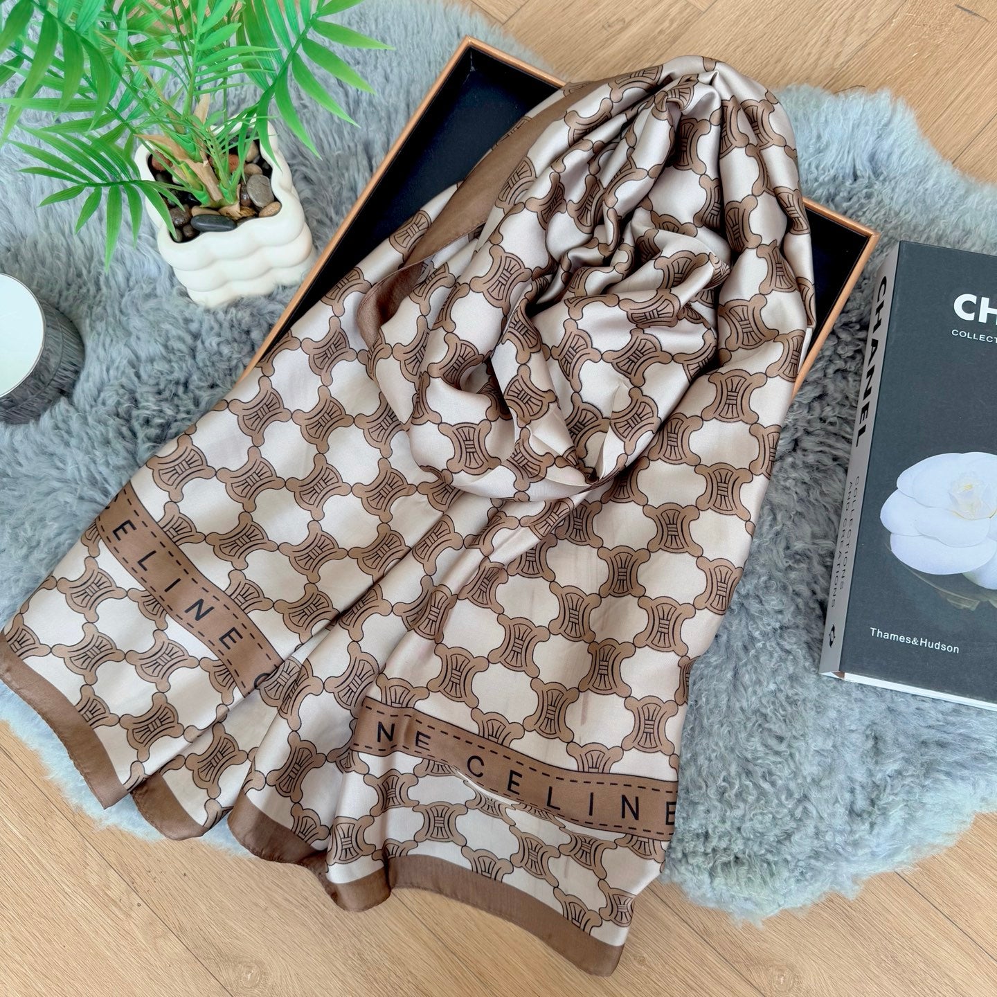 Elegant Large Silk Scarf – Timeless Trend Piece for All Your Styling Needs
