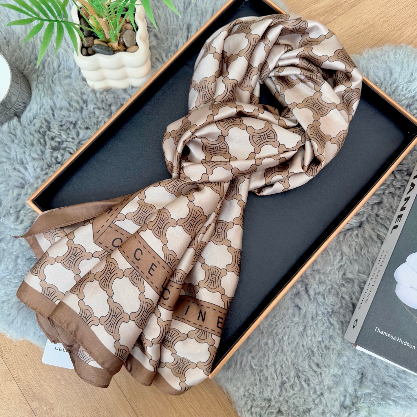 Elegant Large Silk Scarf – Timeless Trend Piece for All Your Styling Needs
