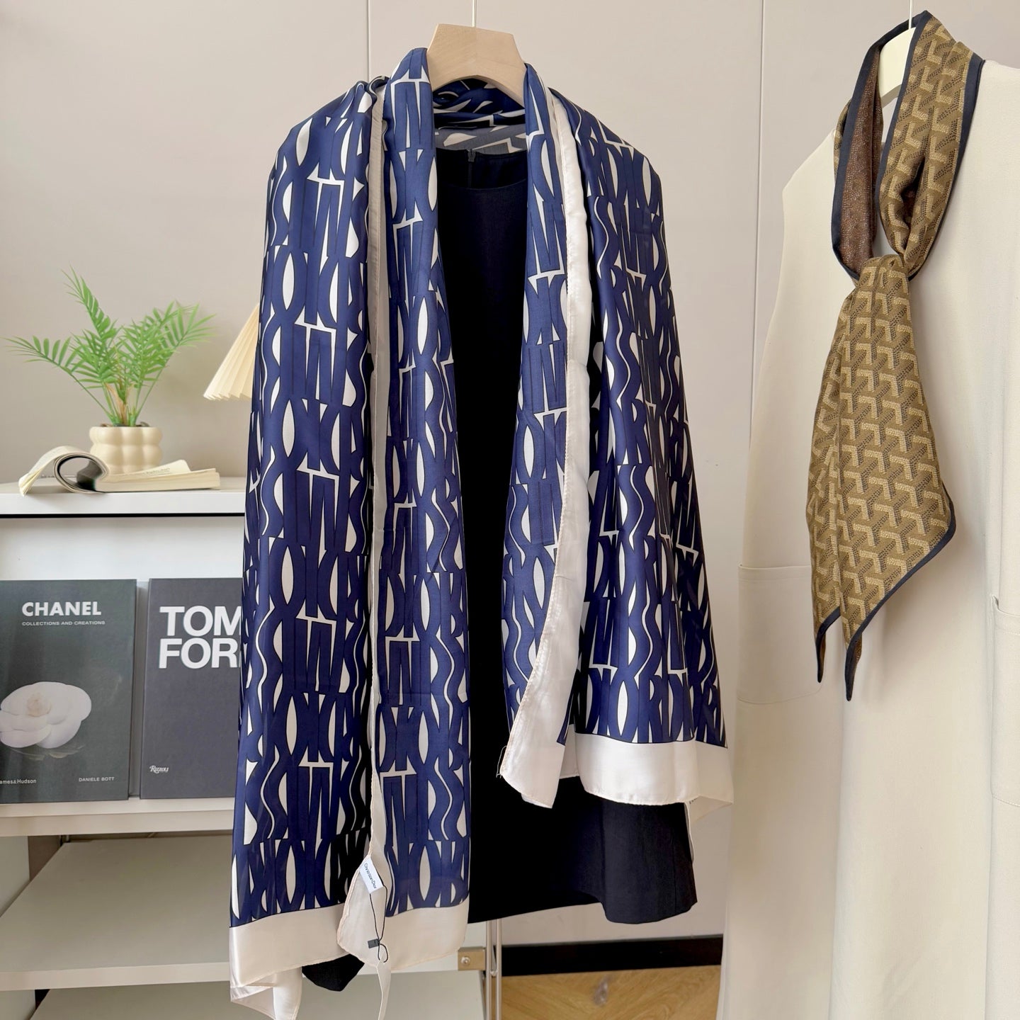 Trendy Versatile Silk Scarf (Oversized): Upgrade Your Wardrobe Instantly