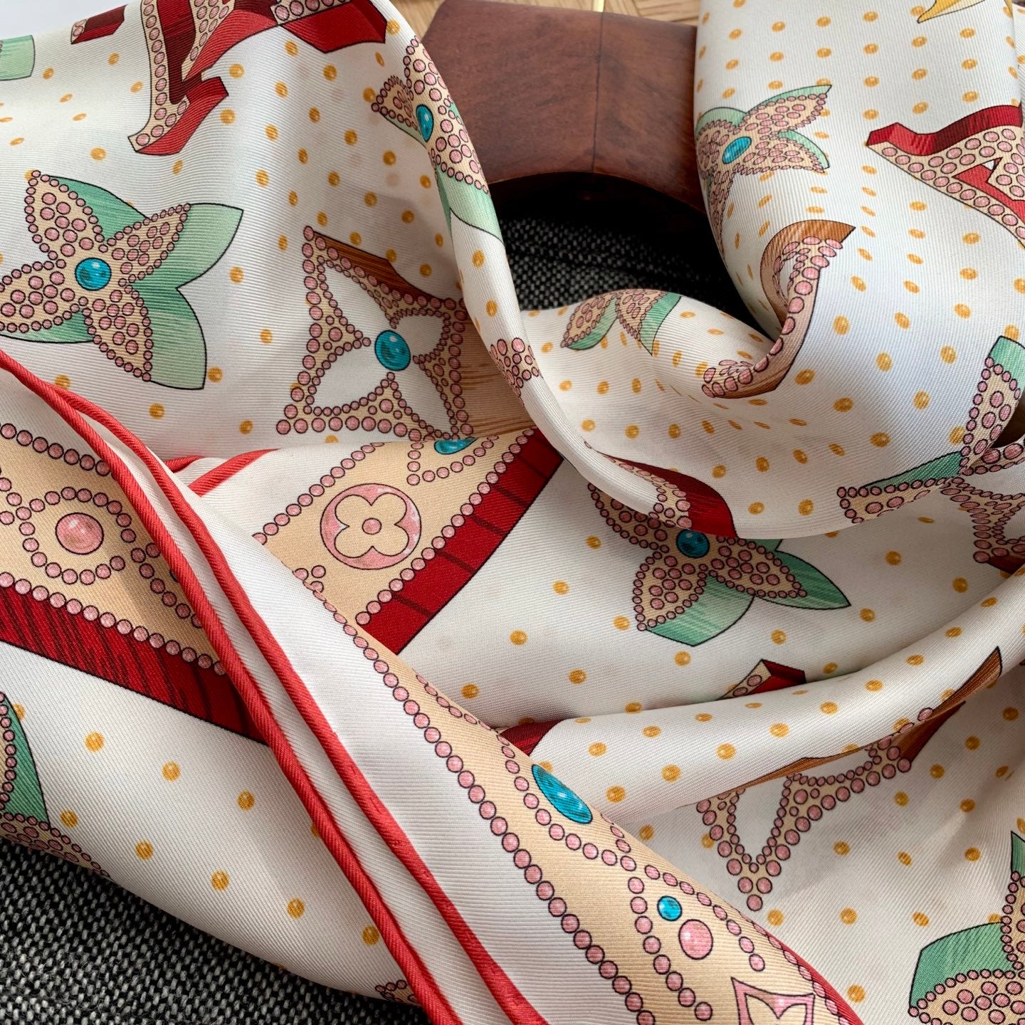 Stylish Silk Scarf: Multipurpose Fashion to Refresh Your Daily Outfits