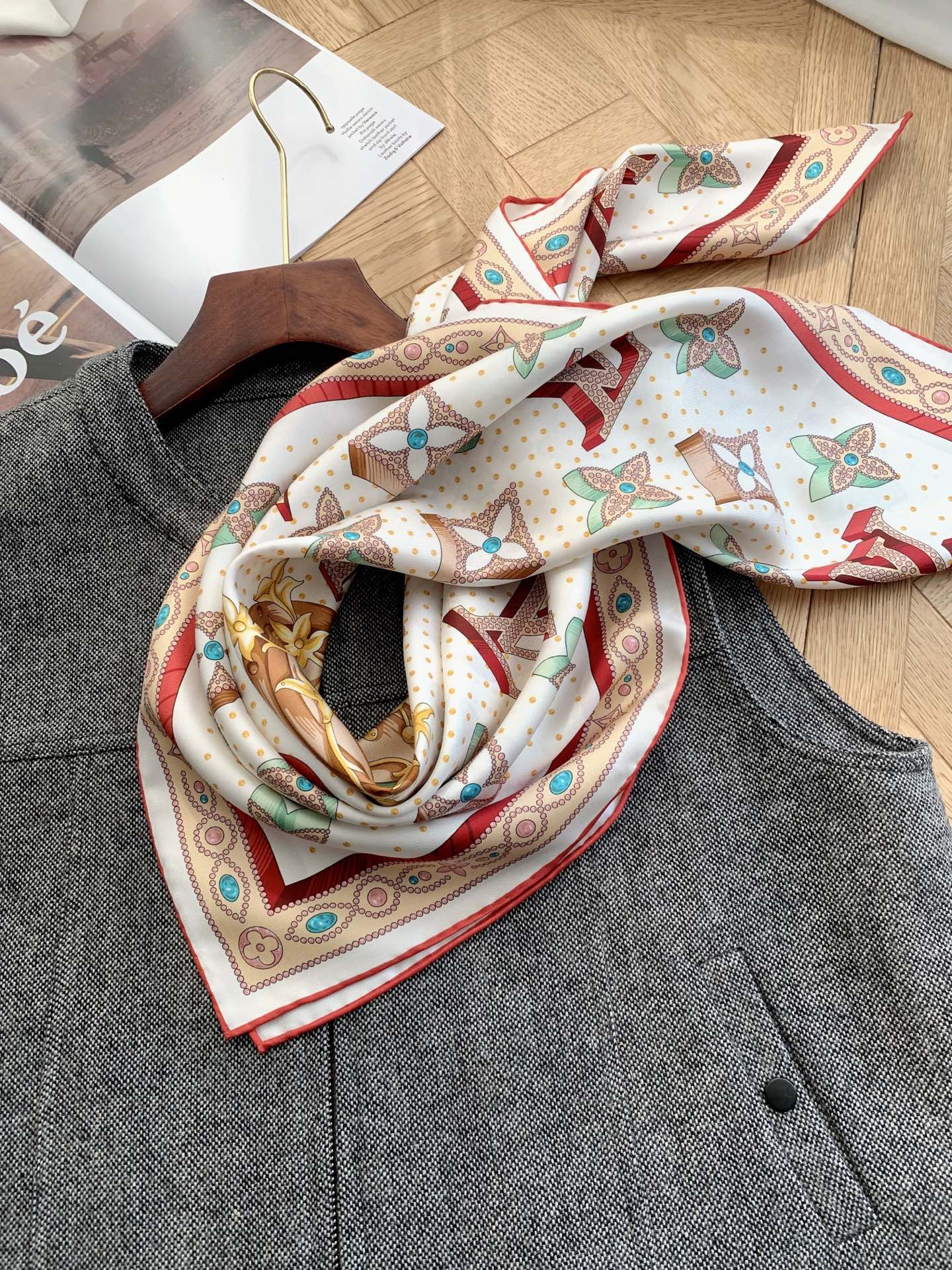 Stylish Silk Scarf: Multipurpose Fashion to Refresh Your Daily Outfits