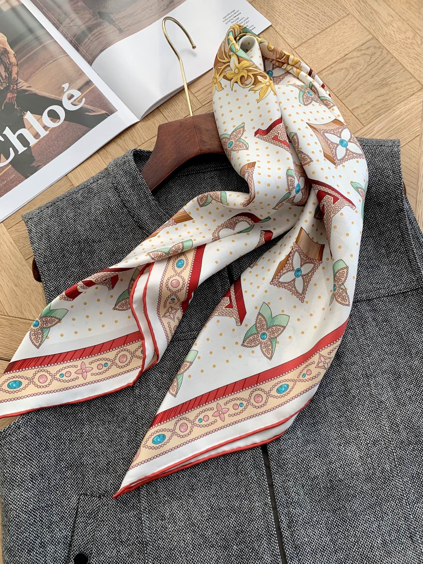 Stylish Silk Scarf: Multipurpose Fashion to Refresh Your Daily Outfits