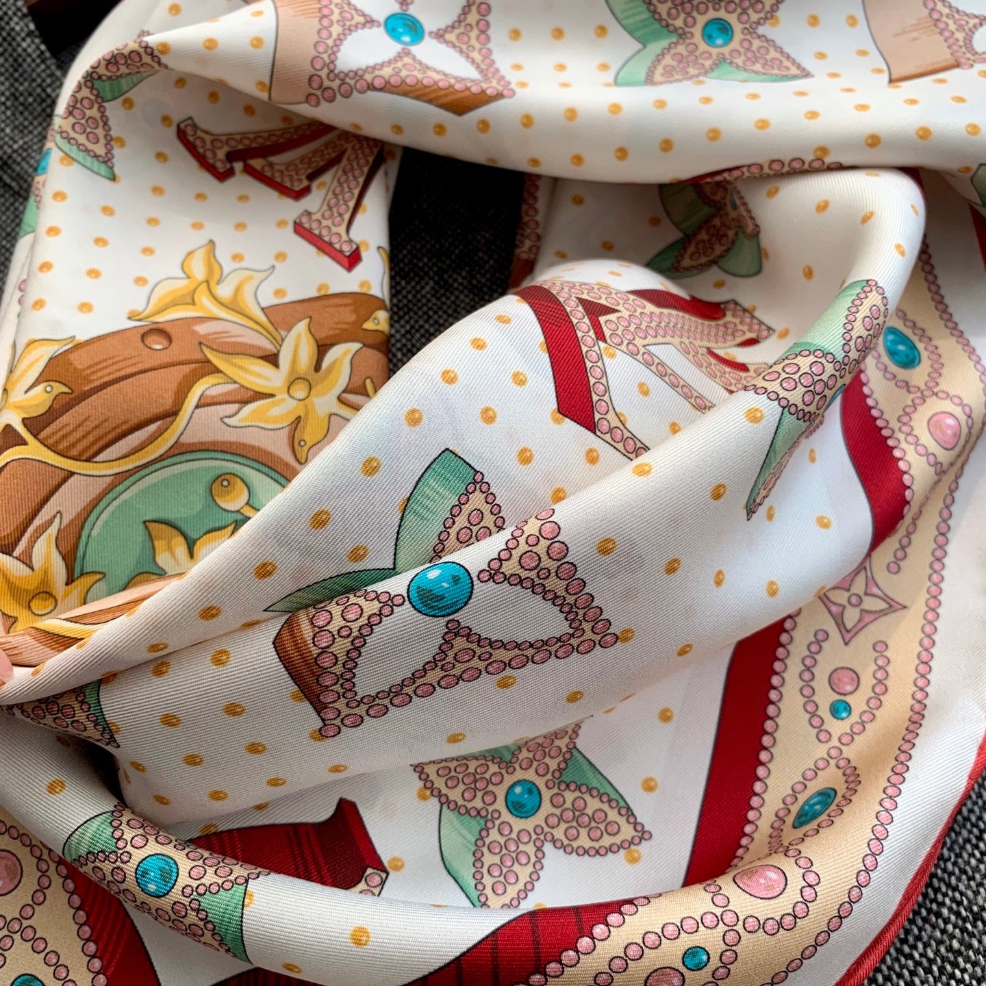 Stylish Silk Scarf: Multipurpose Fashion to Refresh Your Daily Outfits
